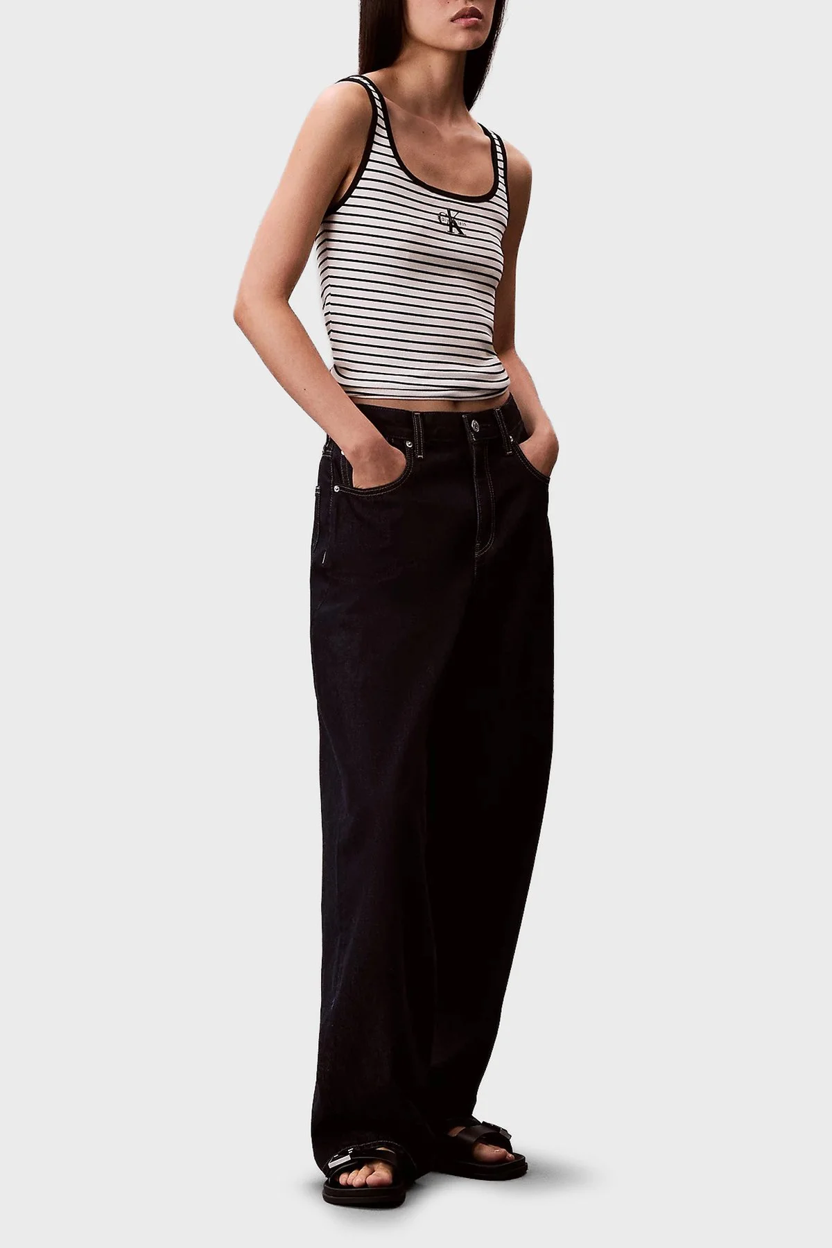 Calvin Klein Çizgili Pamuklu Slim Fit Yuvarlak Yaka Kolsuz LV047F832GXDY Kadın T Shirt LV047F832G XDY SİYAH BEYAZ - 4