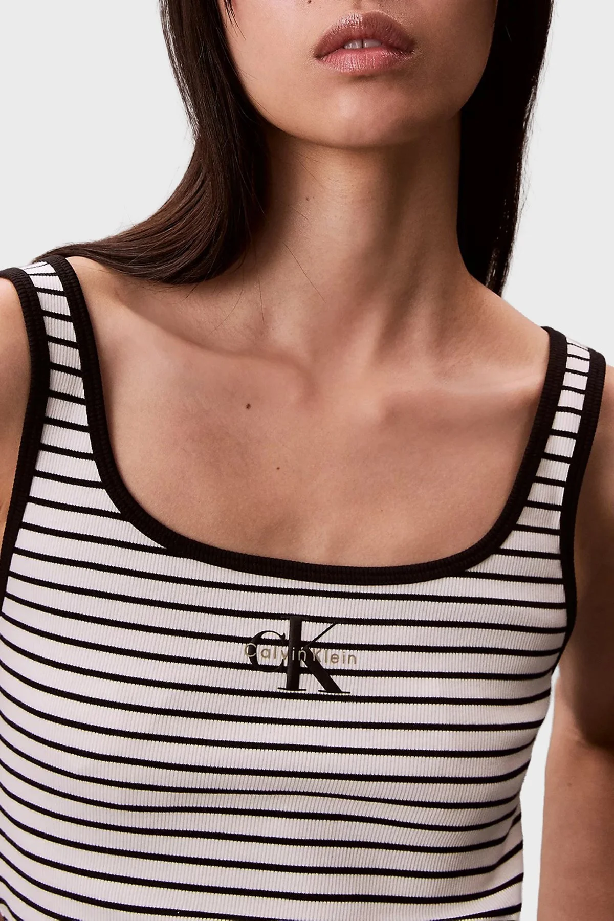 Calvin Klein Çizgili Pamuklu Slim Fit Yuvarlak Yaka Kolsuz LV047F832GXDY Kadın T Shirt LV047F832G XDY SİYAH BEYAZ - 5