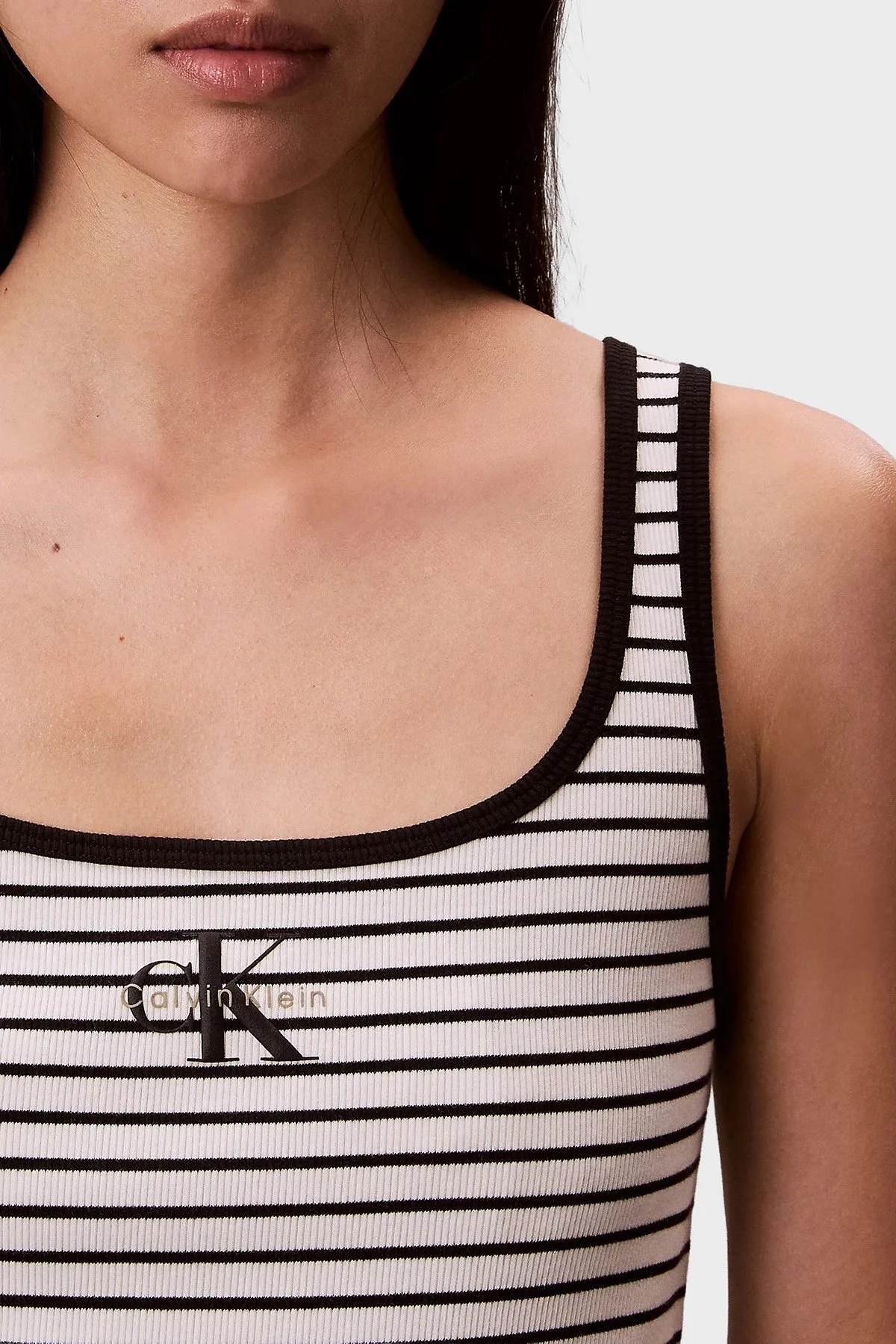 Calvin Klein Çizgili Pamuklu Slim Fit Yuvarlak Yaka Kolsuz LV047F832GXDY Kadın T Shirt LV047F832G XDY SİYAH BEYAZ - 6