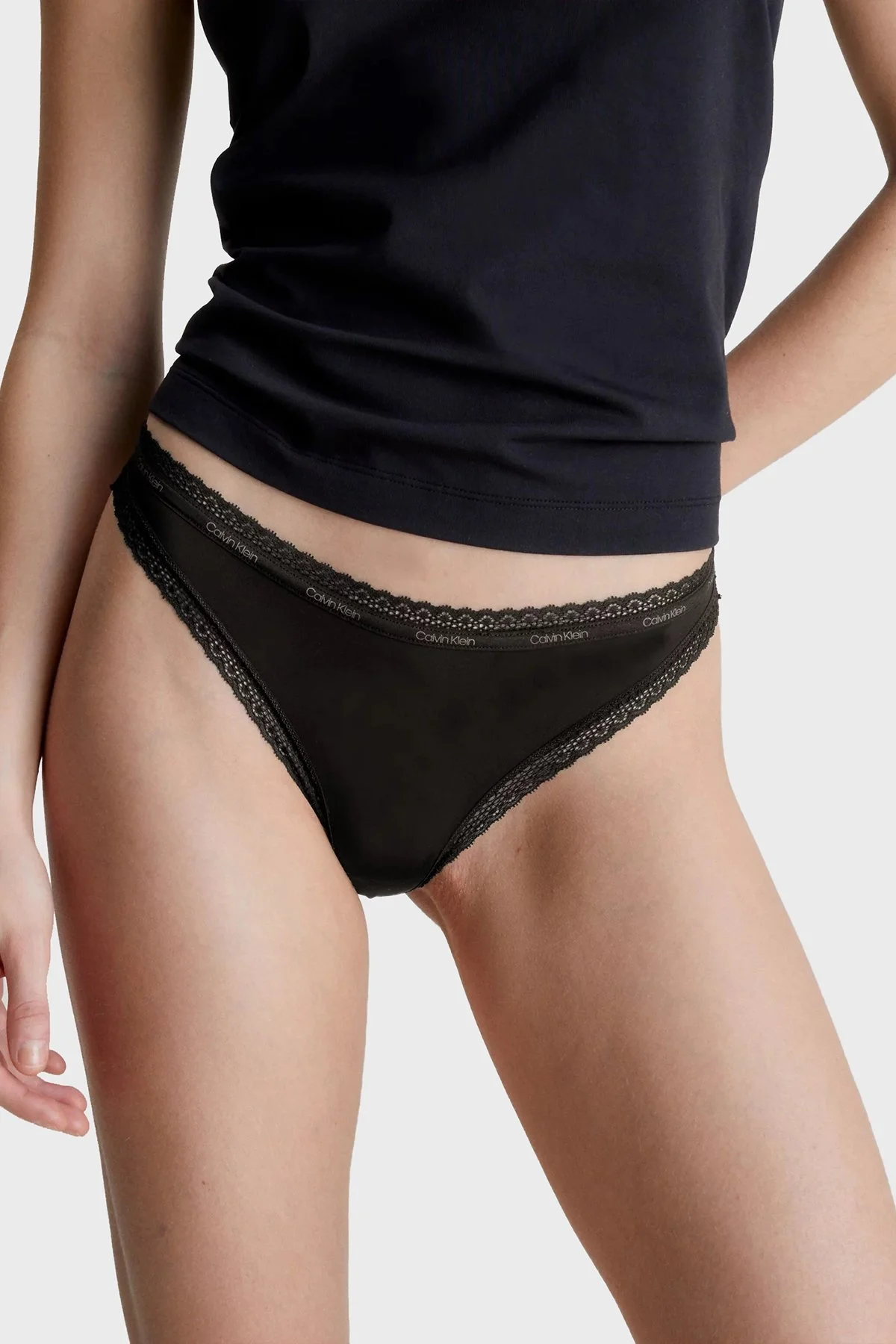 Calvin Klein Dantelli Tanga 000QD3802EFIY Bayan Külot 000QD3802E FIY Siyah-Beyaz-Krem - 2