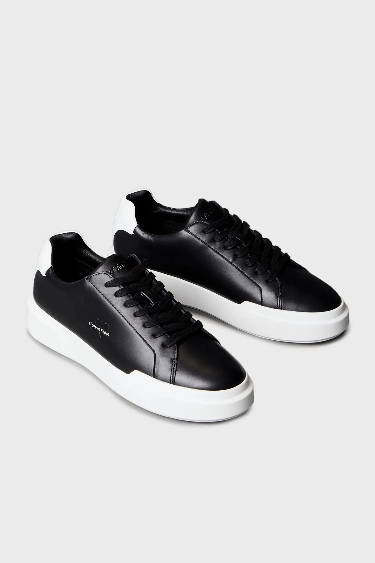 Calvin Klein Deri Logolu Kalın Taban Sneaker YM0YM013440GM Erkek Ayakkabı YM0YM01344 0GM SİYAH-BEYAZ - 2