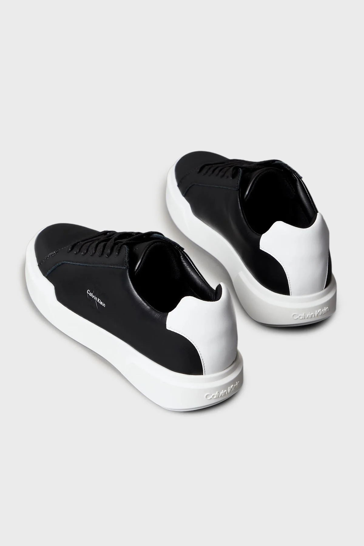 Calvin Klein Deri Logolu Kalın Taban Sneaker YM0YM013440GM Erkek Ayakkabı YM0YM01344 0GM SİYAH-BEYAZ - 5