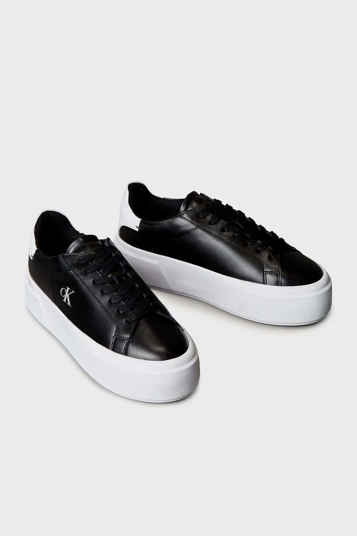 Calvin Klein Deri Logolu Platform Sneaker YW0YW01928BEH Bayan Ayakkabı YW0YW01928 BEH SİYAH - 2