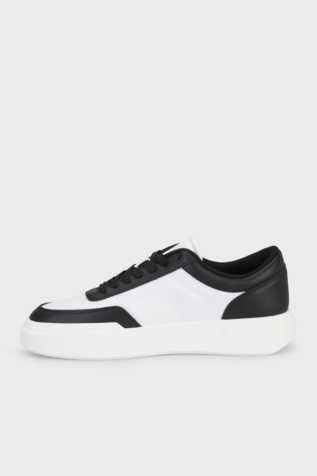 Calvin Klein Deri Logolu Sneaker HM0HM0232601W Erkek Ayakkabı HM0HM02326 01W Beyaz-siyah - 2