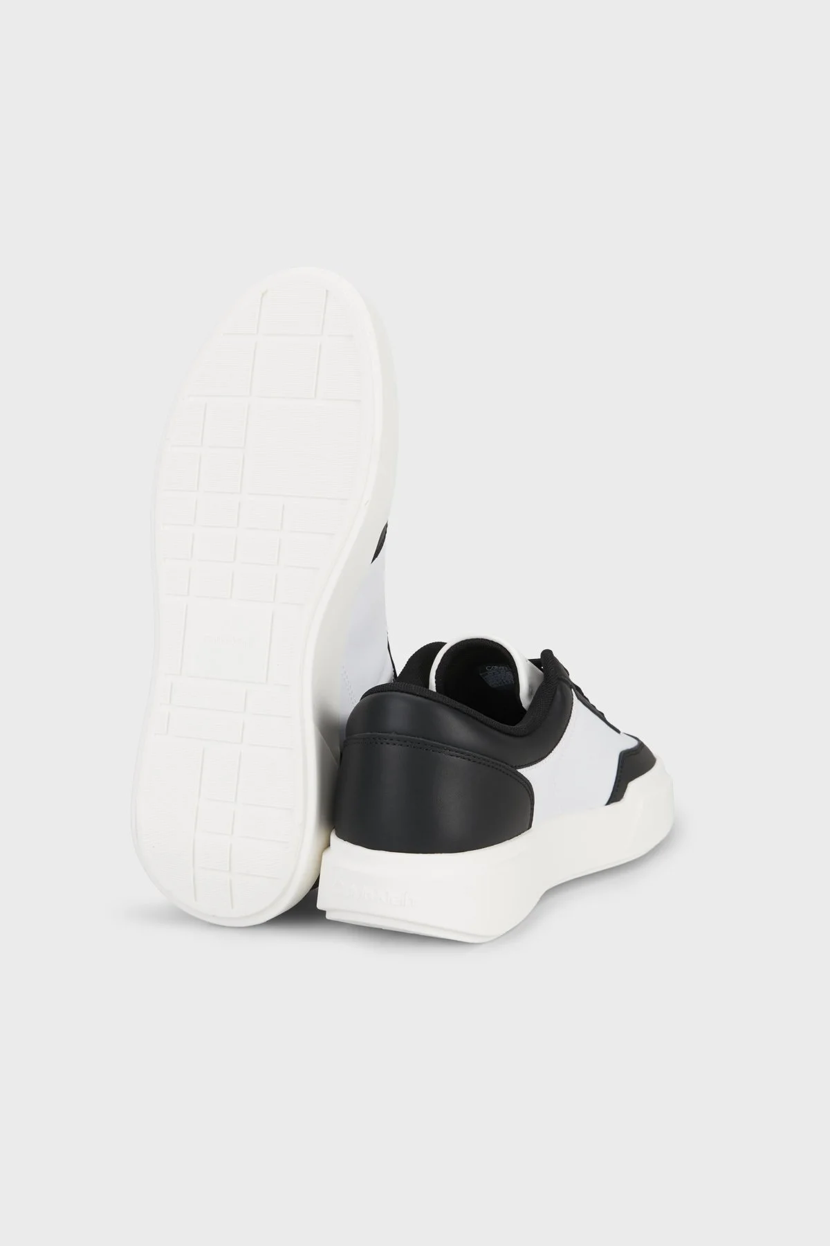 Calvin Klein Deri Logolu Sneaker HM0HM0232601W Erkek Ayakkabı HM0HM02326 01W Beyaz-siyah - 4