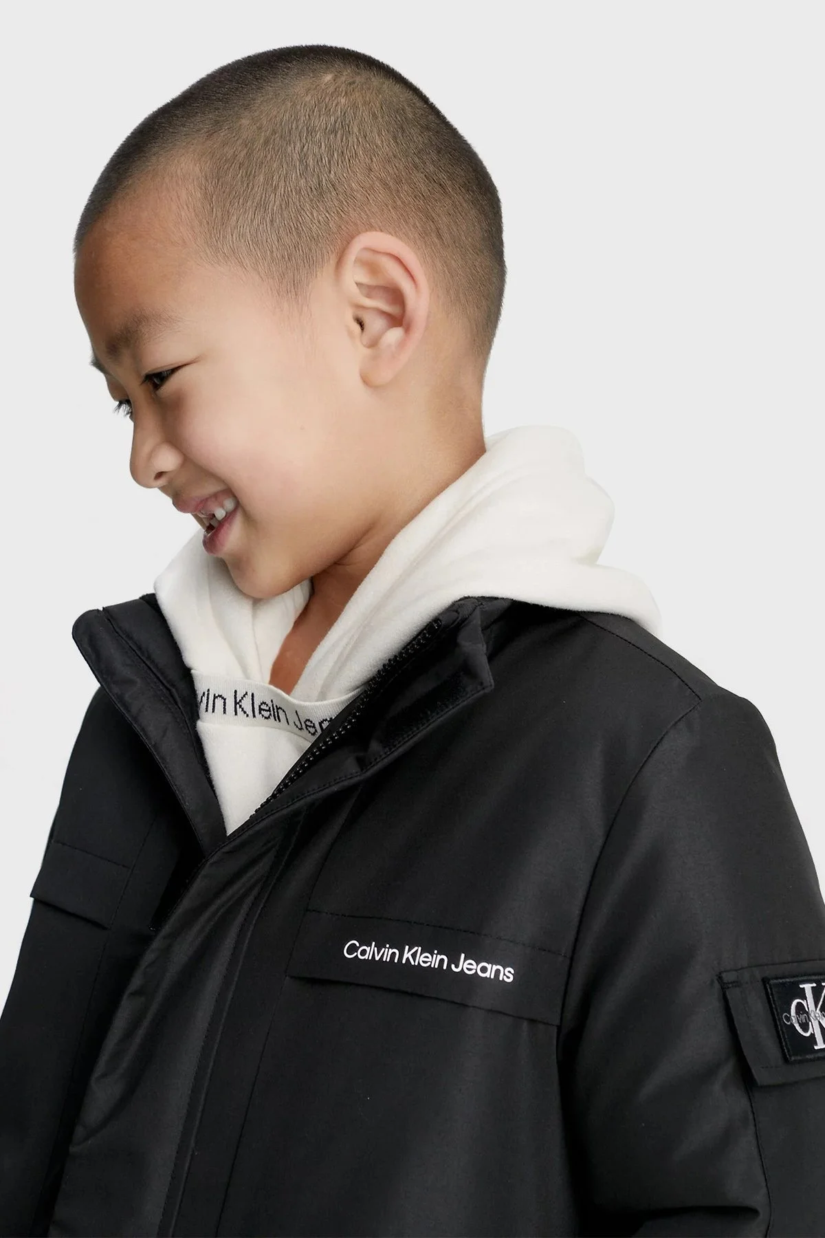 Calvin Klein Erkek Çocuk Su Geçirmez Regular Çıkarılabilir Kapüşonlu IB0IB012740GM Mont IB0IB01274 0GM SİYAH - 3