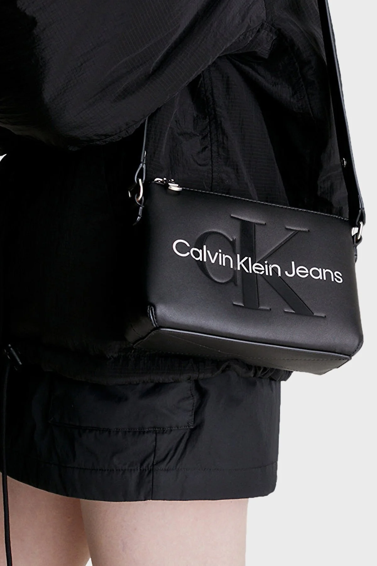 Calvin Klein Fermuarlı Ayarlanabilir Çapraz Askılı K60K6106810GL Bayan Çanta K60K610681 0GL SİYAH - 4