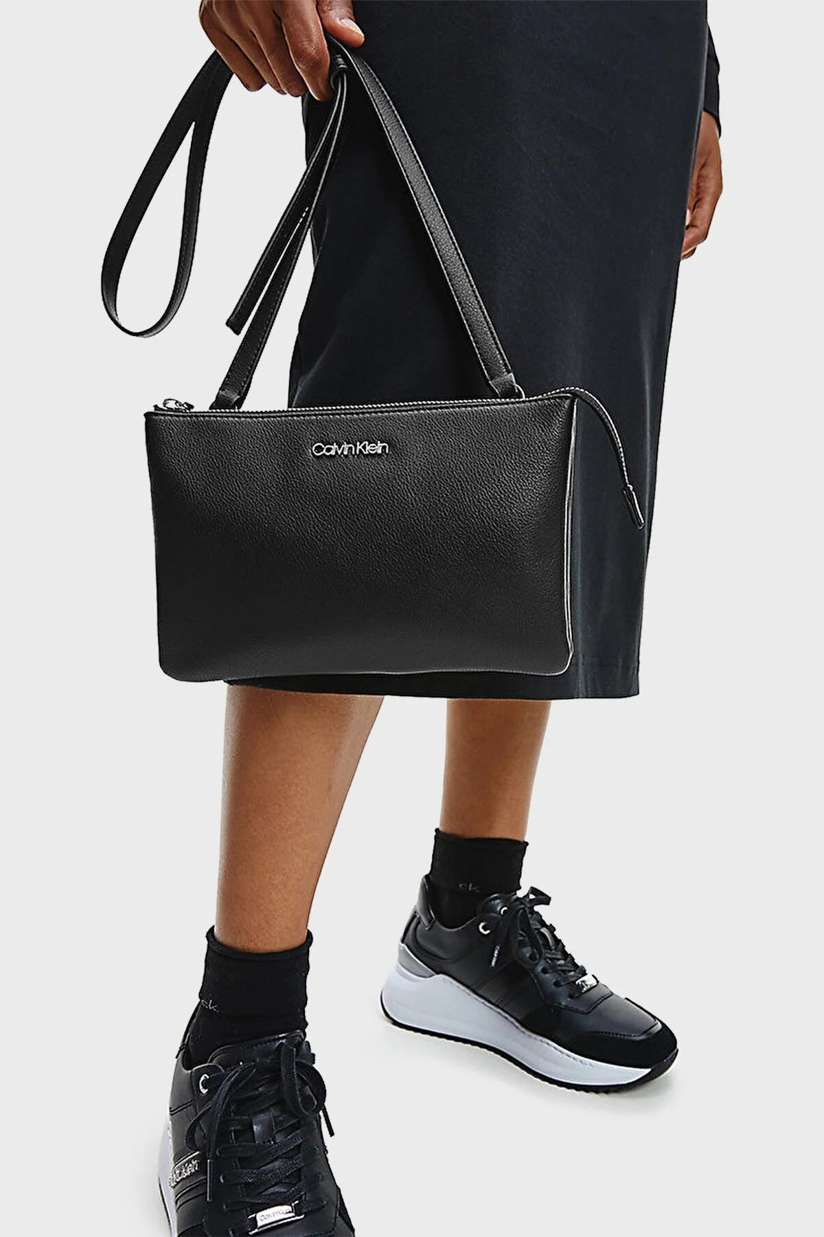 Calvin Klein Fermuarlı Ayarlanabilir Omuz Askılı Bayan Çanta K60K608409 BAX SİYAH - 2