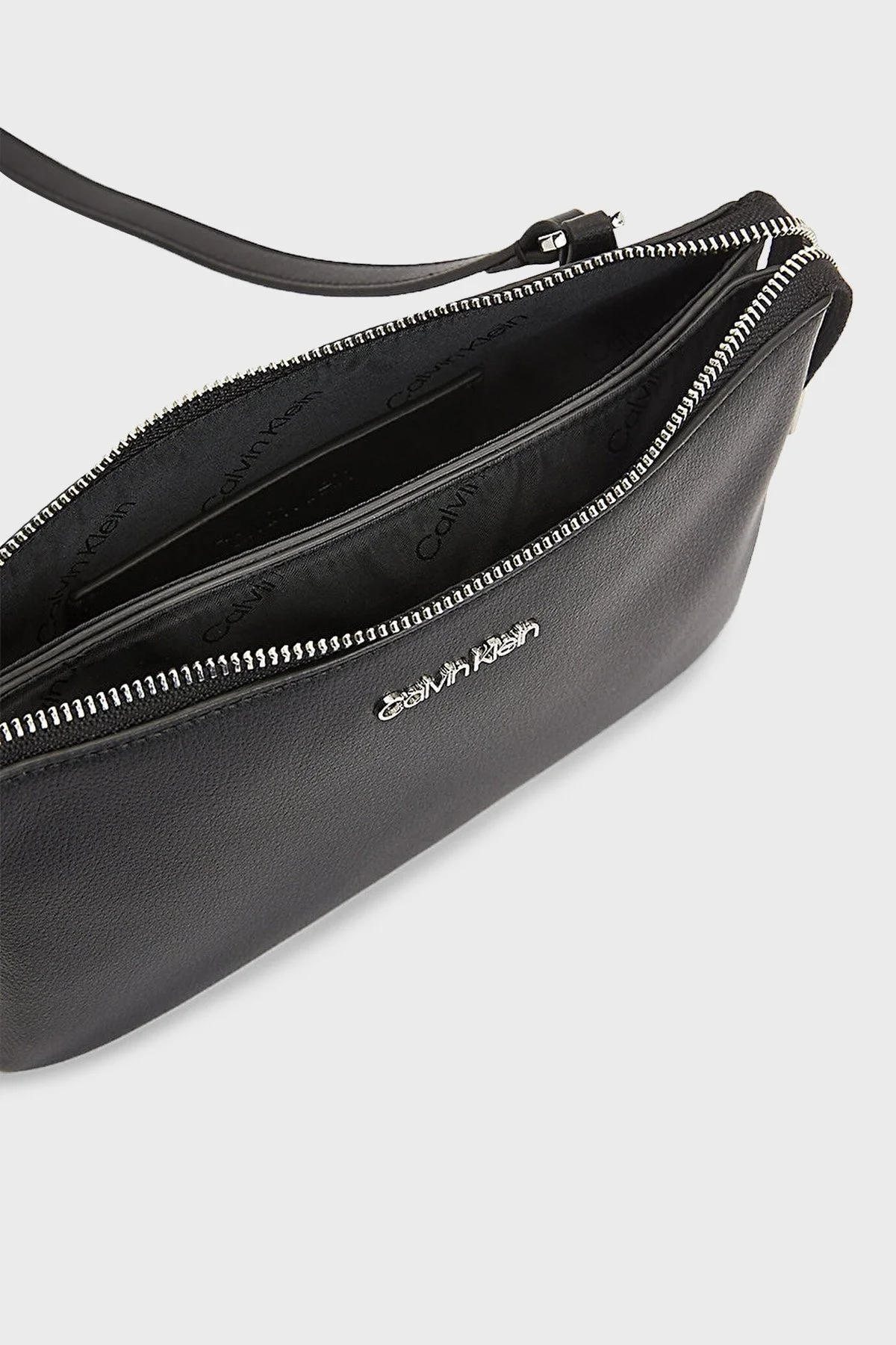 Calvin Klein Fermuarlı Ayarlanabilir Omuz Askılı Bayan Çanta K60K608409 BAX SİYAH - 5