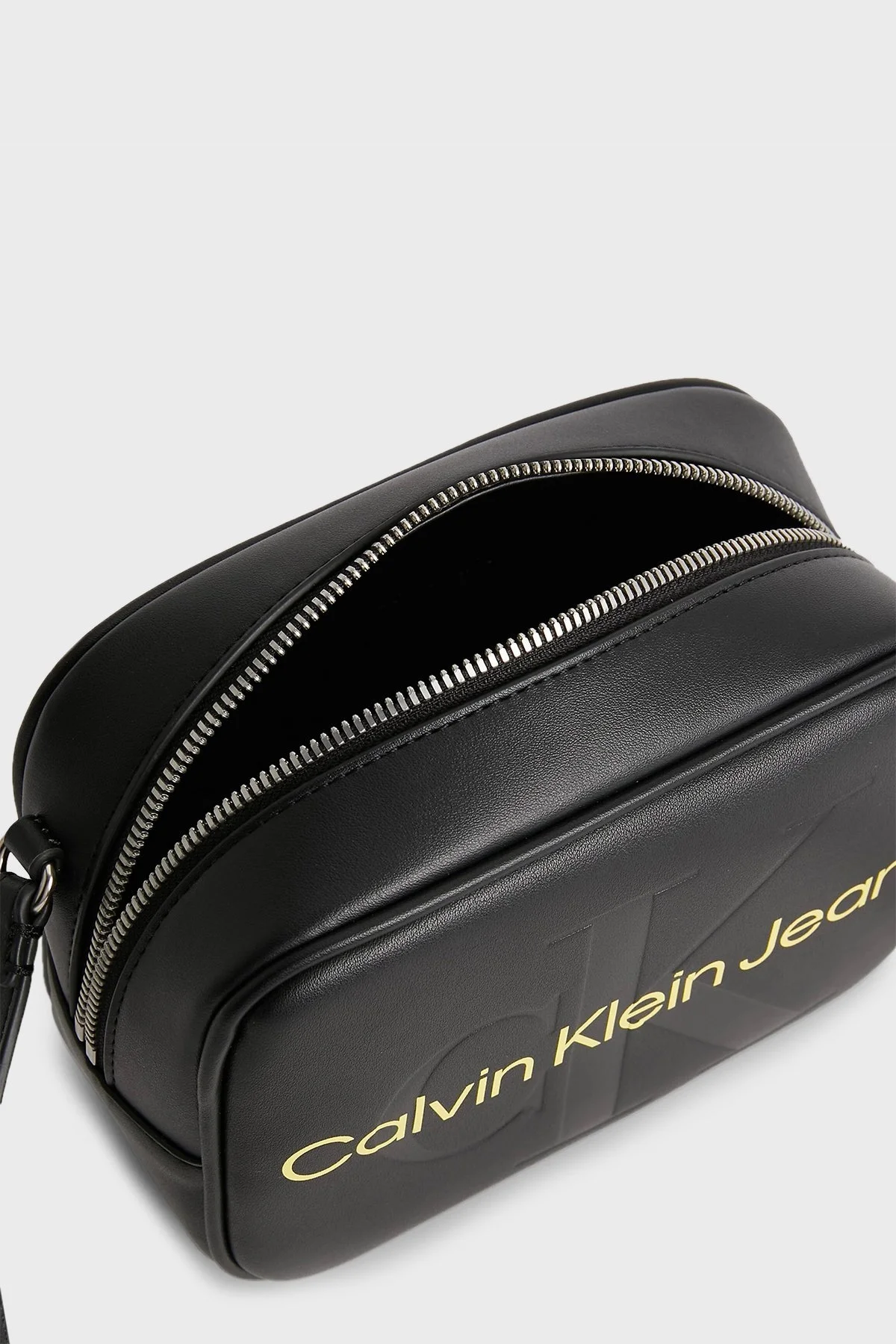 Calvin Klein Fermuarlı Ayarlanabilir Omuz Askılı Bayan Çanta K60K610275 0GN SİYAH - 5