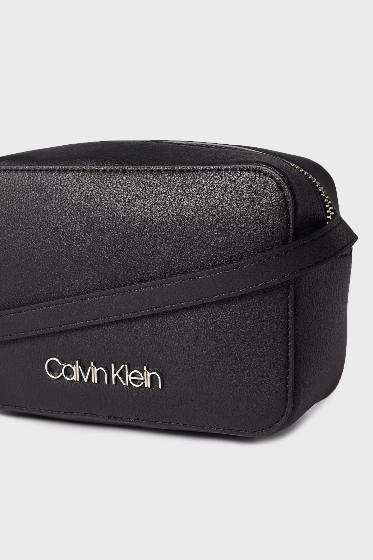 Calvin Klein Fermuarlı Ayarlanabilir Omuz Askılı Bayan Çanta K60K610293 BAX SİYAH - 4