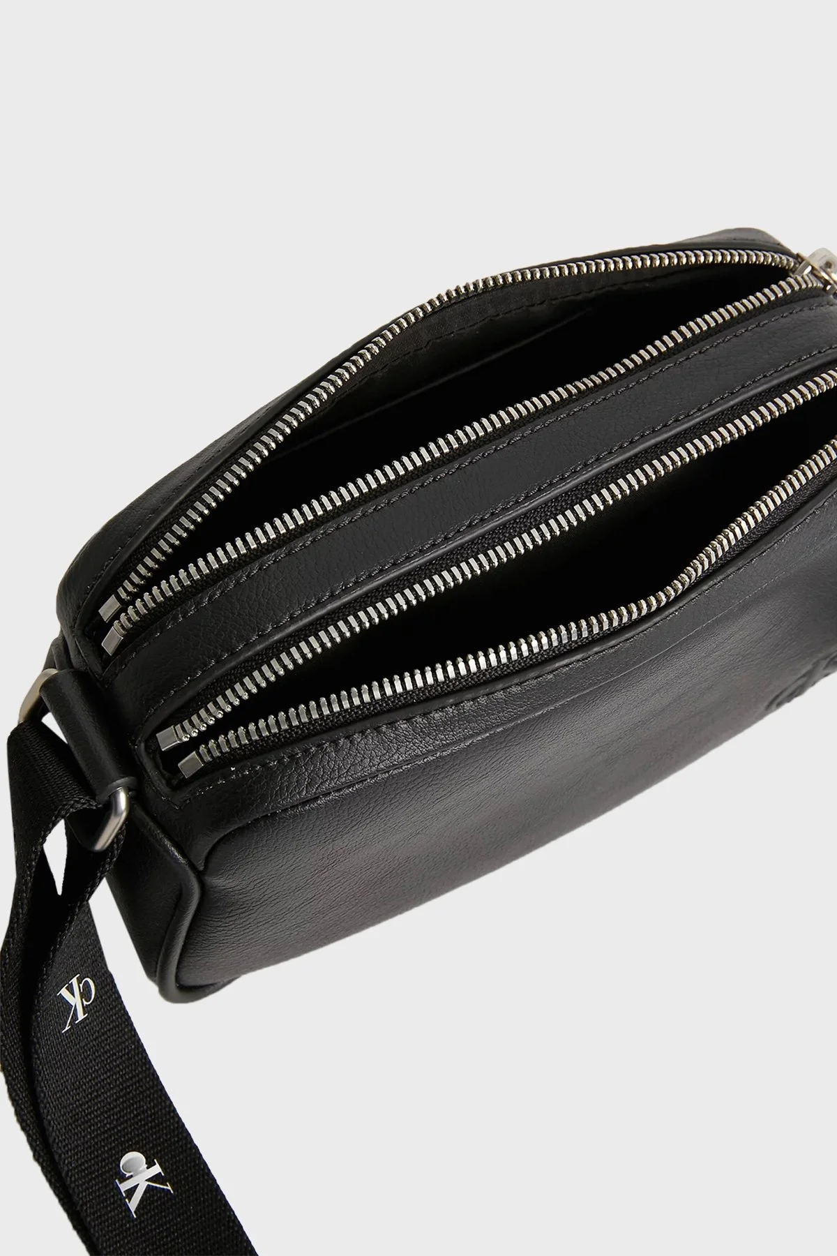 Calvin Klein Fermuarlı Ayarlanabilir Omuz Askılı Bayan Çanta K60K610326 BDS SİYAH - 3