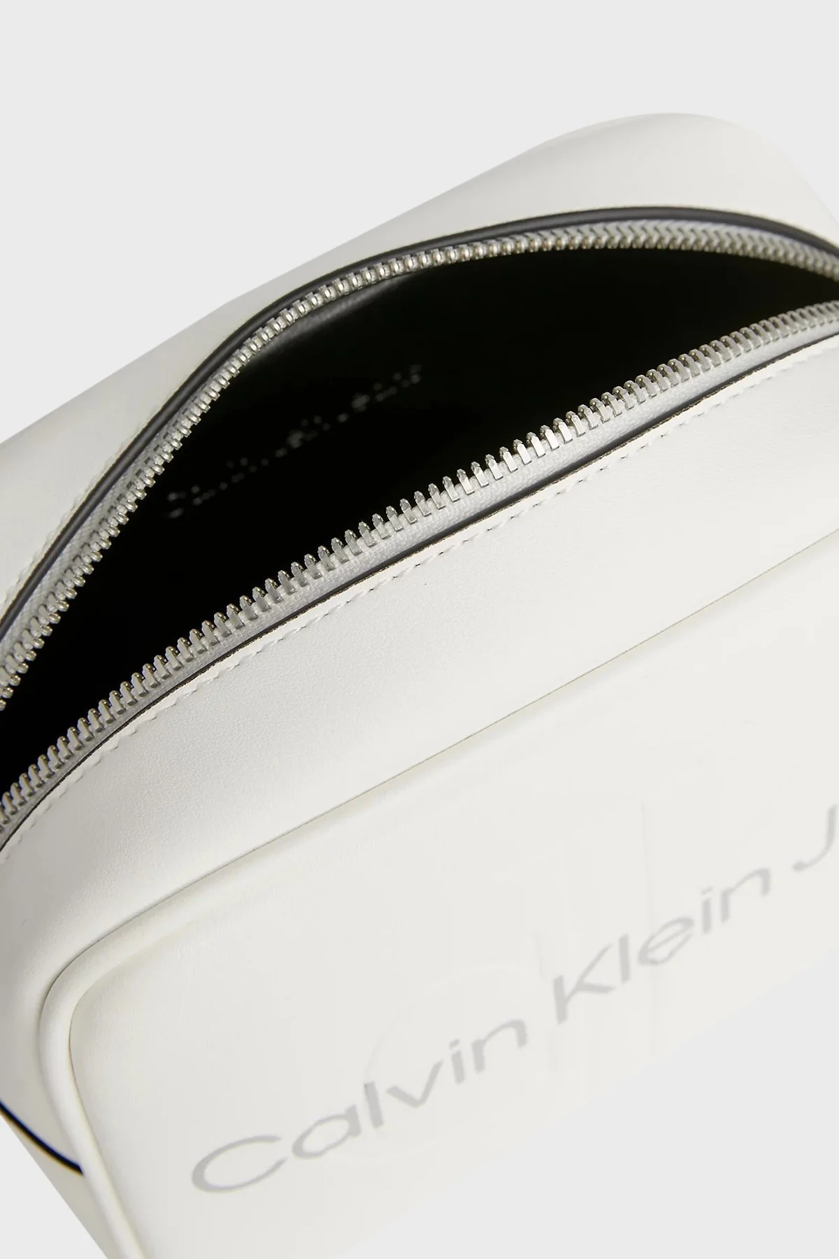 Calvin Klein Fermuarlı Ayarlanabilir Omuz Askılı K60K6102750LI Bayan Çanta K60K610275 0LI BEYAZ-GÜMÜŞ - 4