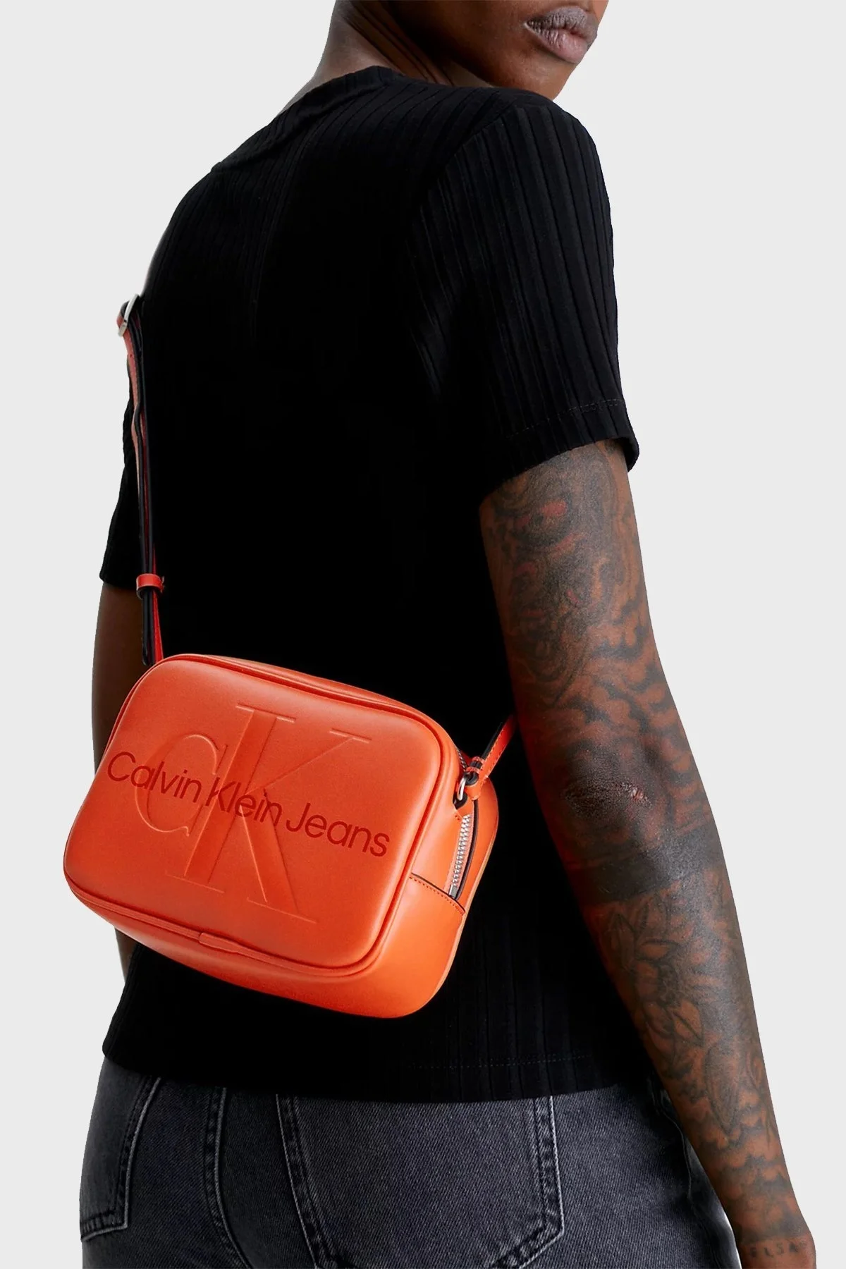 Calvin Klein Fermuarlı Ayarlanabilir Omuz Askılı K60K610275XBS Bayan Çanta K60K610275 XBS TURUNCU - 3