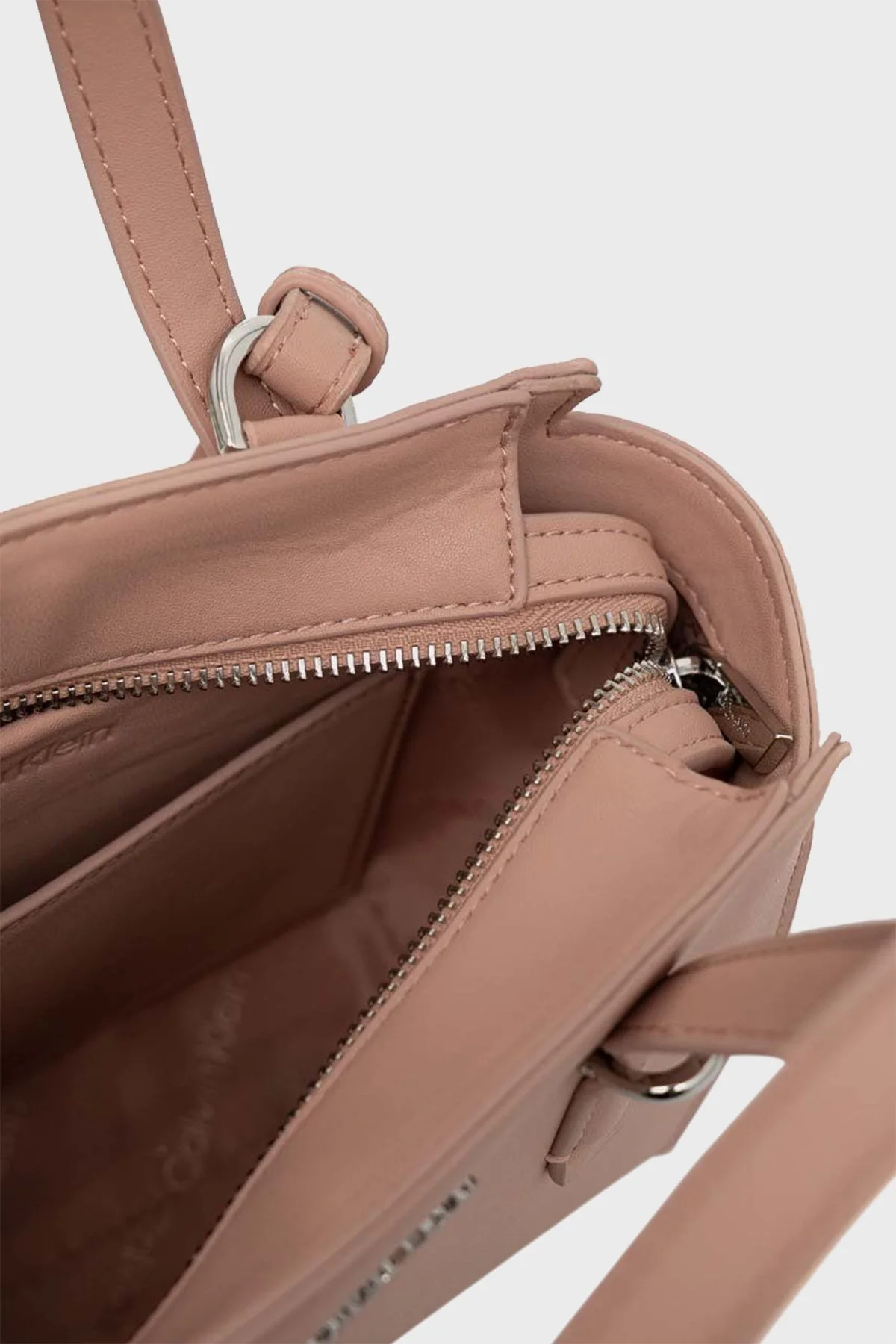 Calvin Klein Fermuarlı Çıkarılabilir Omuz Askılı Bayan Çanta K60K610207 GBI PUDRA - 5