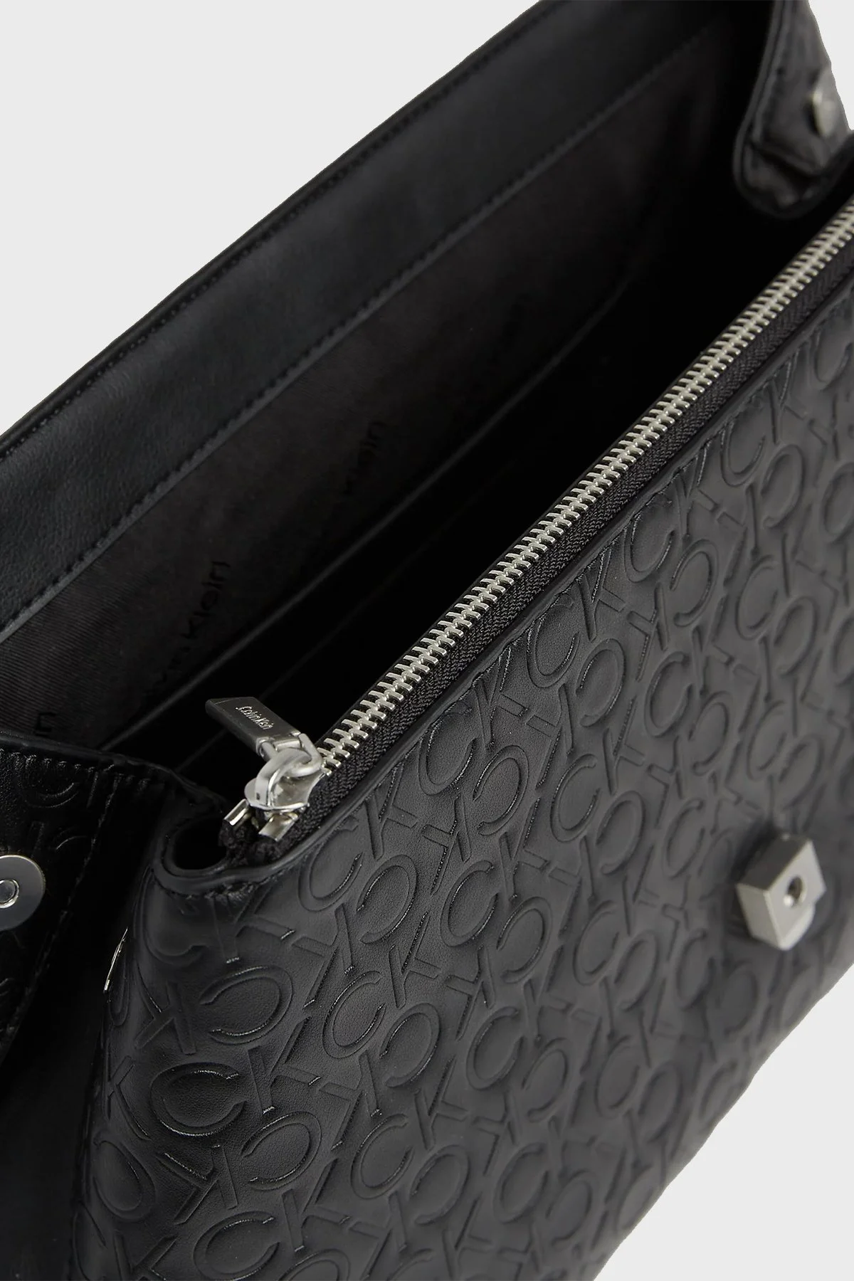 Calvin Klein Fermuarlı Kapamalı Logolu Suni Deri K60K611285BAX Bayan Çanta K60K611285 BAX SİYAH - 4