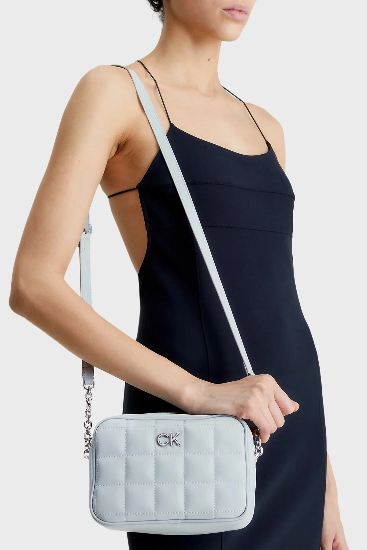 Calvin Klein Fermuarlı Zincir Detaylı Çapraz Askılı K60K610445DYI Bayan Çanta K60K610445 DYI AÇIK MAVİ - 3