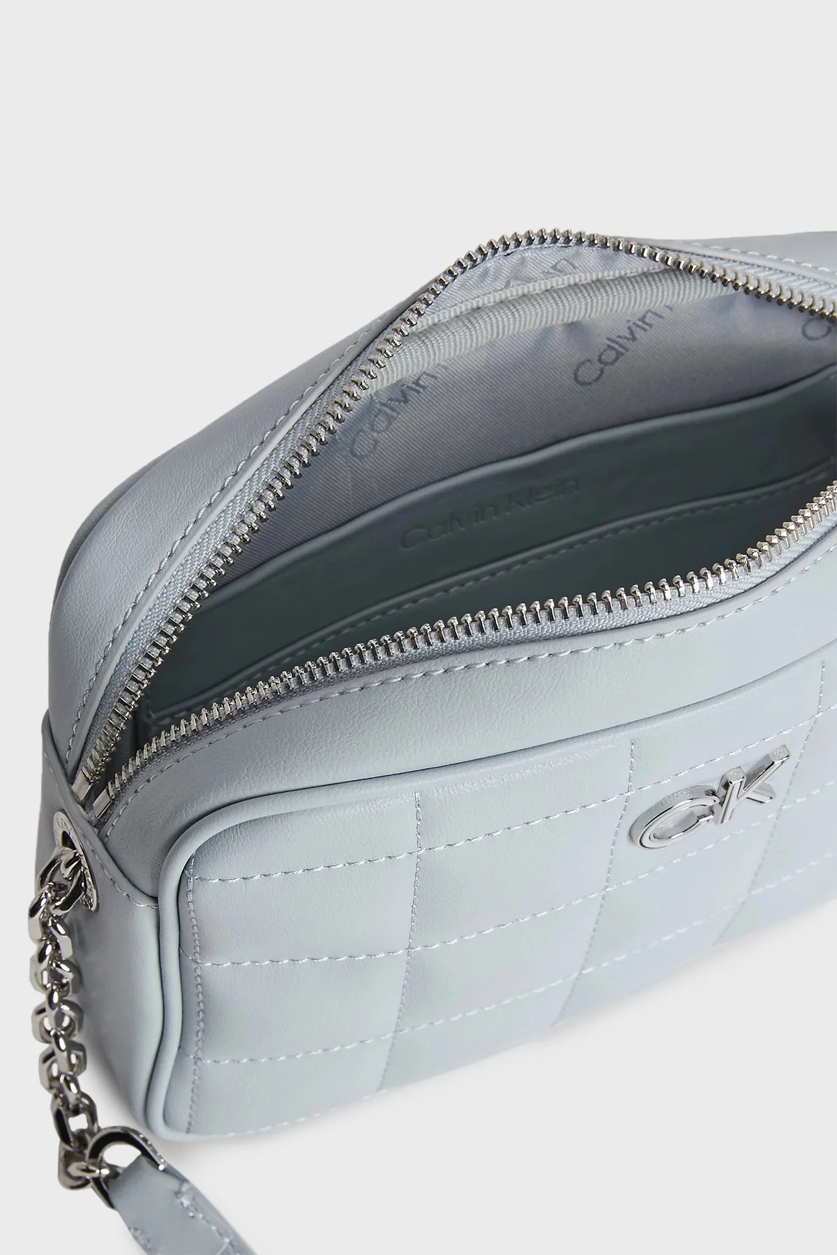 Calvin Klein Fermuarlı Zincir Detaylı Çapraz Askılı K60K610445DYI Bayan Çanta K60K610445 DYI AÇIK MAVİ - 5