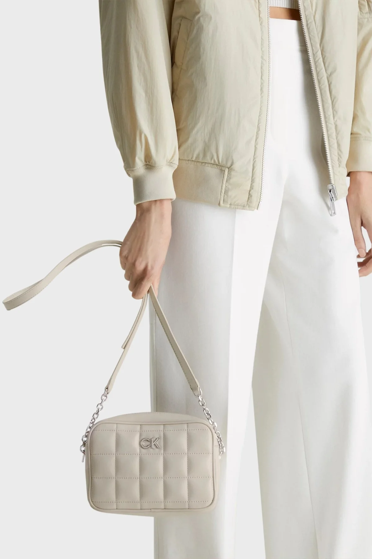 Calvin Klein Fermuarlı Zincir Detaylı Çapraz Askılı K60K610445PEA Bayan Çanta K60K610445 PEA BEJ - 2