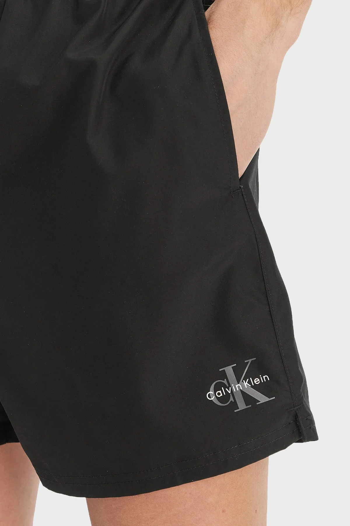 Calvin Klein Graphic Monogram Bağlamalı Cepli LV00N61045UB1 Erkek Deniz Şortu LV00N61045 UB1 SİYAH - 4