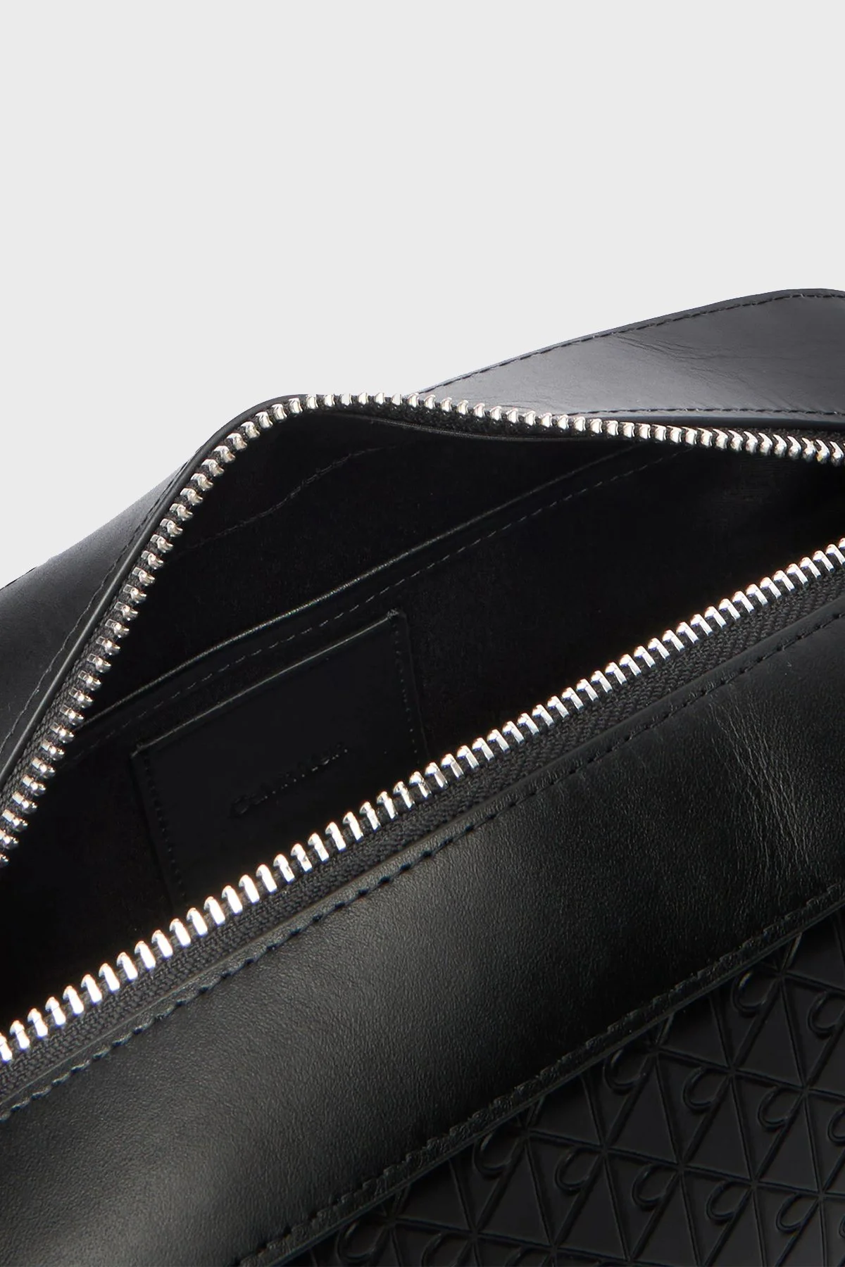 Calvin Klein Hakiki Deri Tamamı Kabartma Logolu Tek Saplı Erkek Çanta LV04D1146G UB1 SİYAH - 3