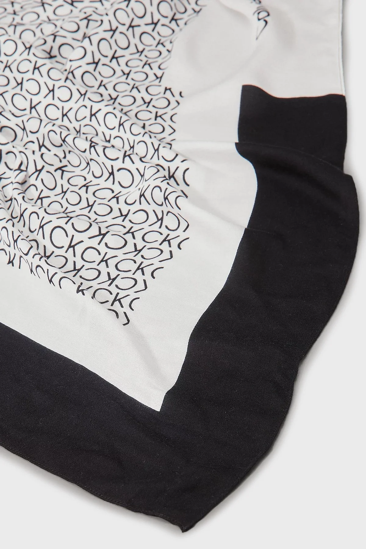 Calvin Klein Jakarlı Logo Baskılı 130 x 130 cm K60K612706BDS Bayan Şal K60K612706 BDS SİYAH-BEYAZ - 6