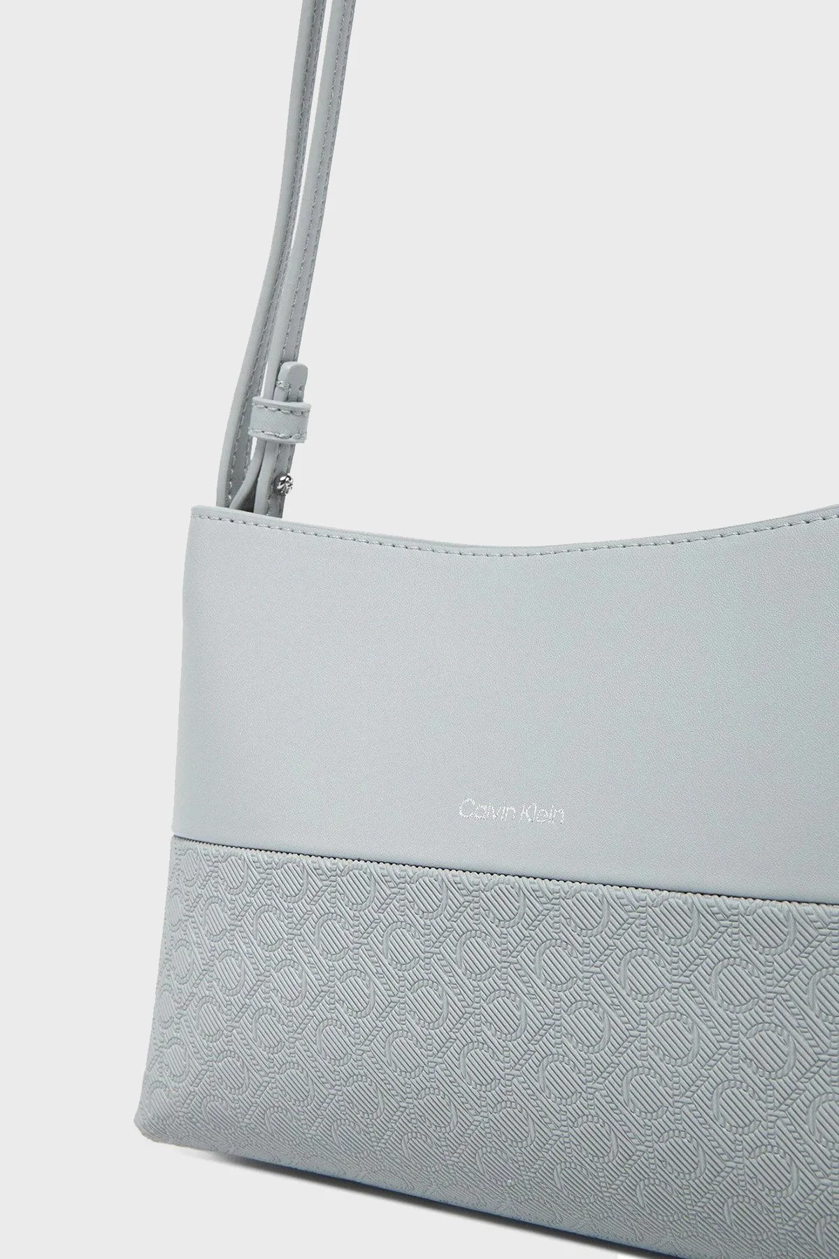 Calvin Klein Jakarlı Logo Baskılı Ayarlanabilir Askılı K60K613170PDE Bayan Çanta K60K613170 PDE GRİ - 4