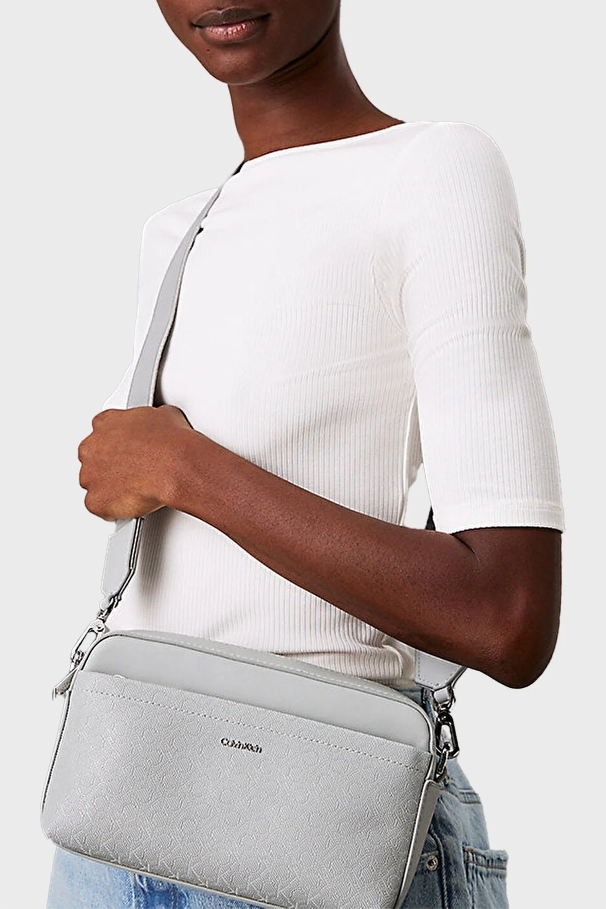 Calvin Klein Jakarlı Logo Baskılı Çıkarılabilir Askılı K60K613021PDE Bayan Çanta K60K613021 PDE GRİ - 9