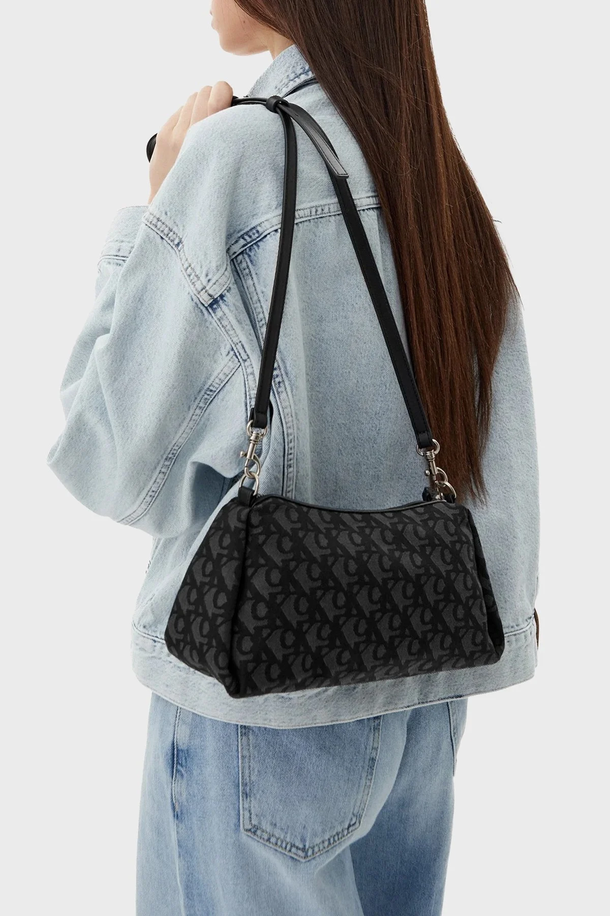 Calvin Klein Jakarlı Logolu Ayarlanabilir Askılı LV04K3142GUB1 Bayan Çanta LV04K3142G UB1 SİYAH - 2