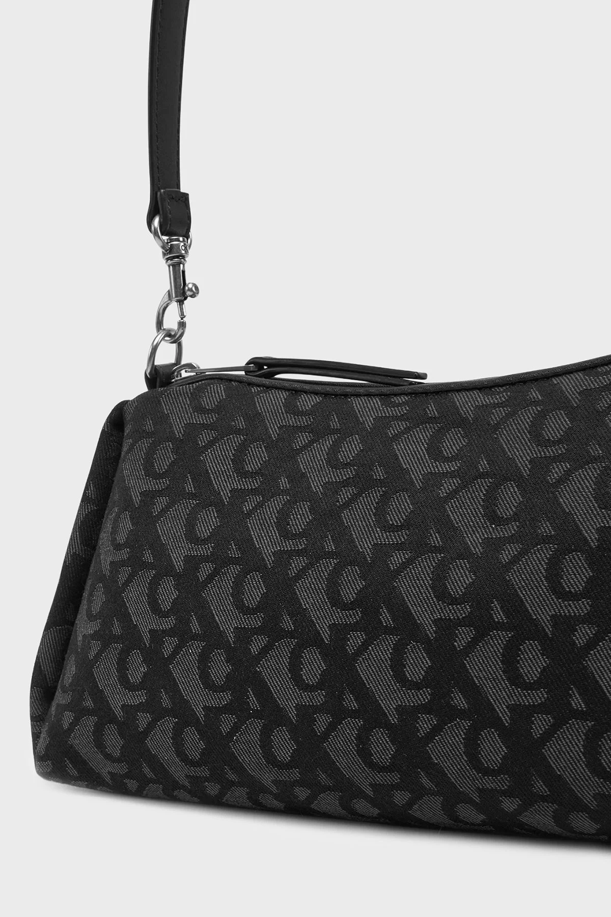 Calvin Klein Jakarlı Logolu Ayarlanabilir Askılı LV04K3142GUB1 Bayan Çanta LV04K3142G UB1 SİYAH - 6