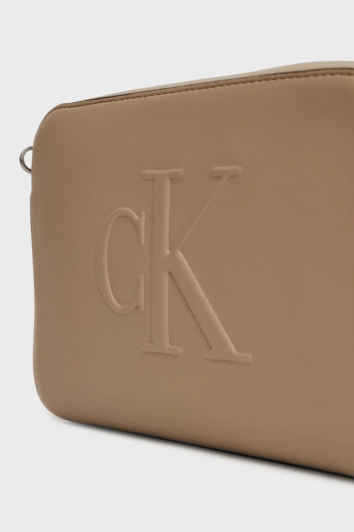 US Calvin Klein Kabartma Logolu Ayarlanabilir Askılı Bayan Çanta LV04K3036G PBF BEJ - 9