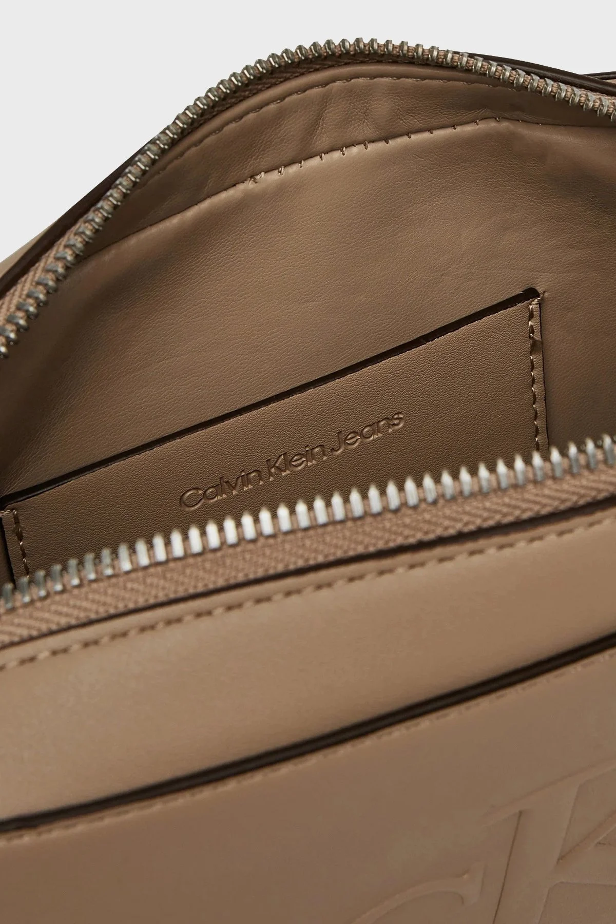 US Calvin Klein Kabartma Logolu Ayarlanabilir Askılı Bayan Çanta LV04K3036G PBF BEJ - 10