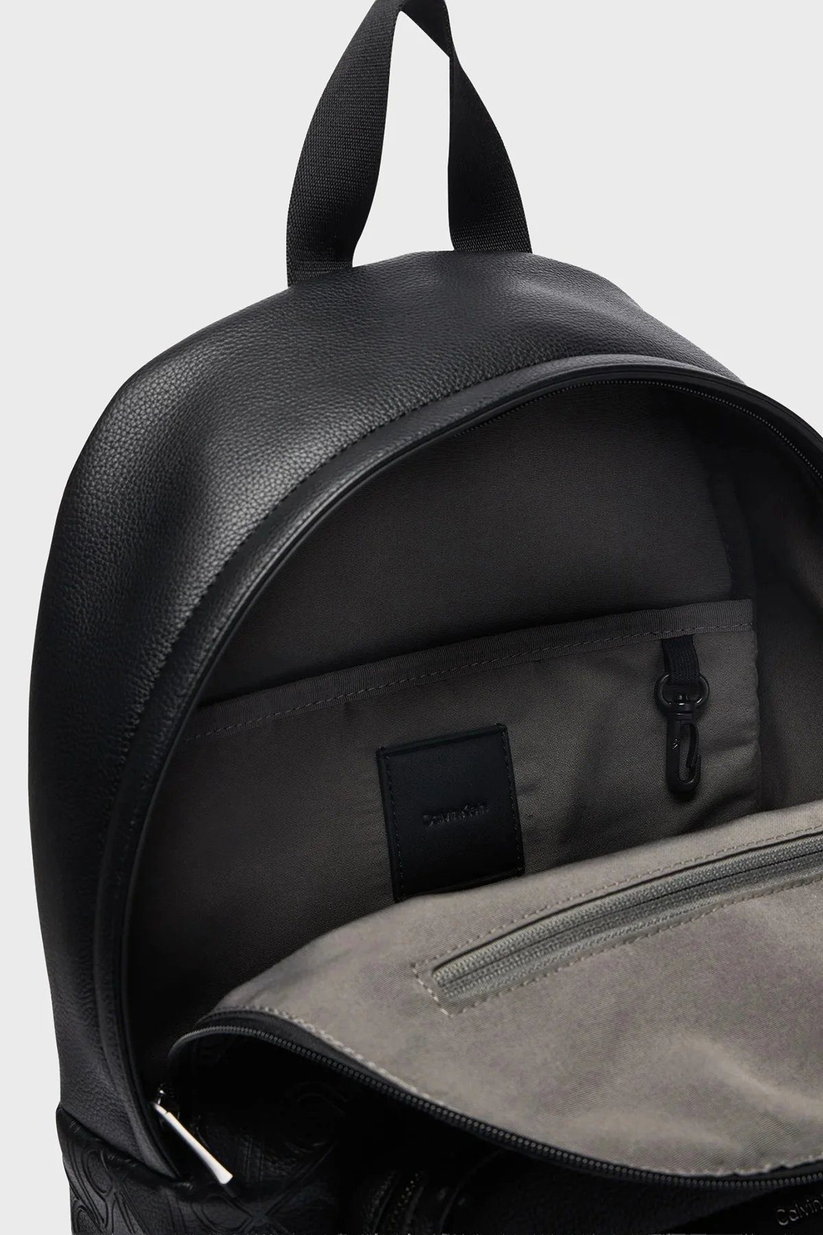 Calvin Klein Kabartma Logolu Ayarlanabilir Askılı Erkek Sırt Çantası LV04D3560G UB1 Siyah - 5