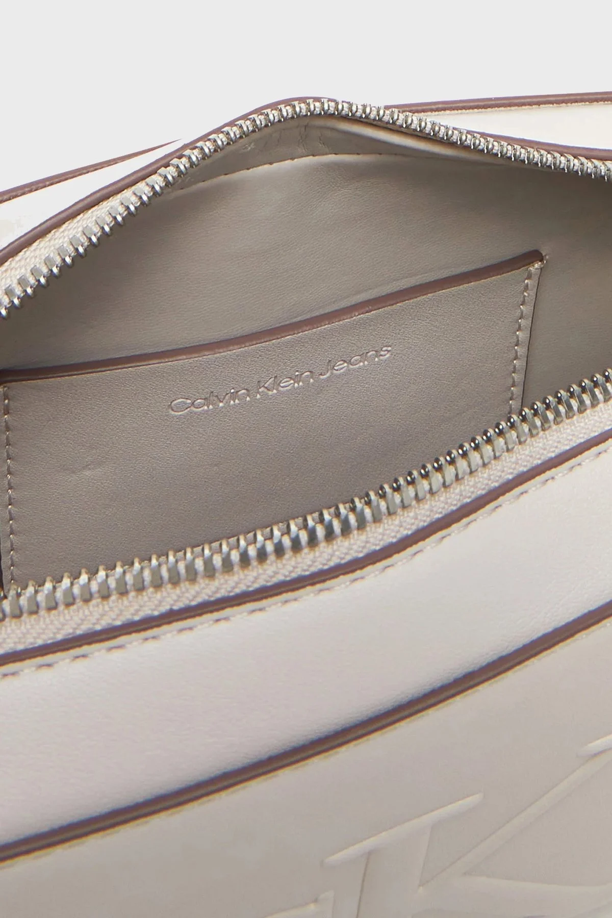 US Calvin Klein Kabartma Logolu Ayarlanabilir Askılı LV04K3036GWGY Bayan Çanta LV04K3036G WGY EKRU - 10