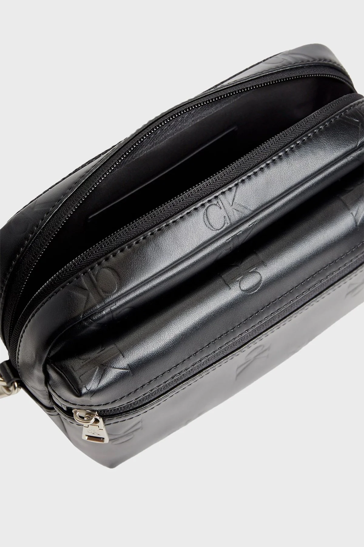 Calvin Klein Kabartma Logolu Bilek Kayışlı K50K5107330GK Erkek Çanta K50K510733 0GK SİYAH - 3