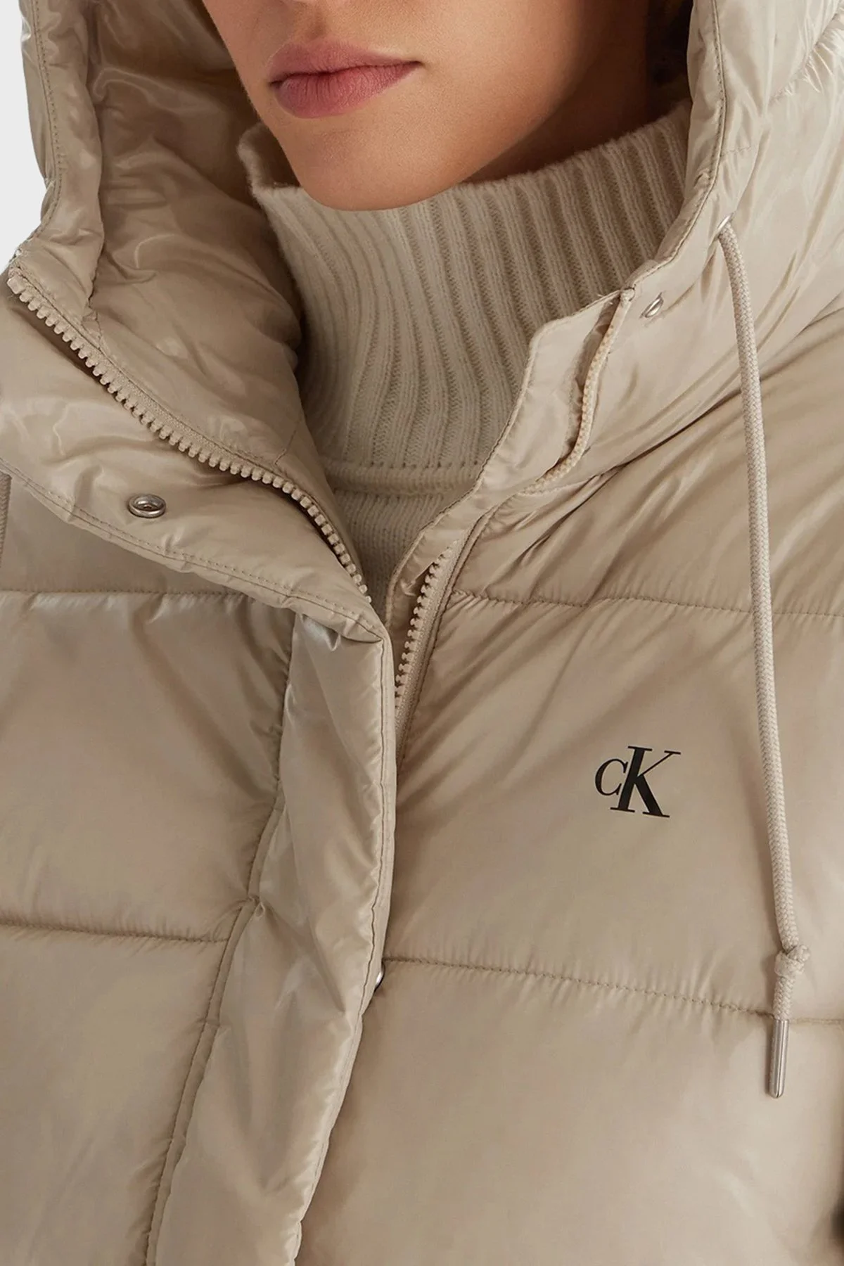 Calvin Klein Kapitoneli Loose Fit Kapüşonlu Parlak Şişme LV047D505GNSU Bayan Mont LV047D505G NSU BEJ - 4
