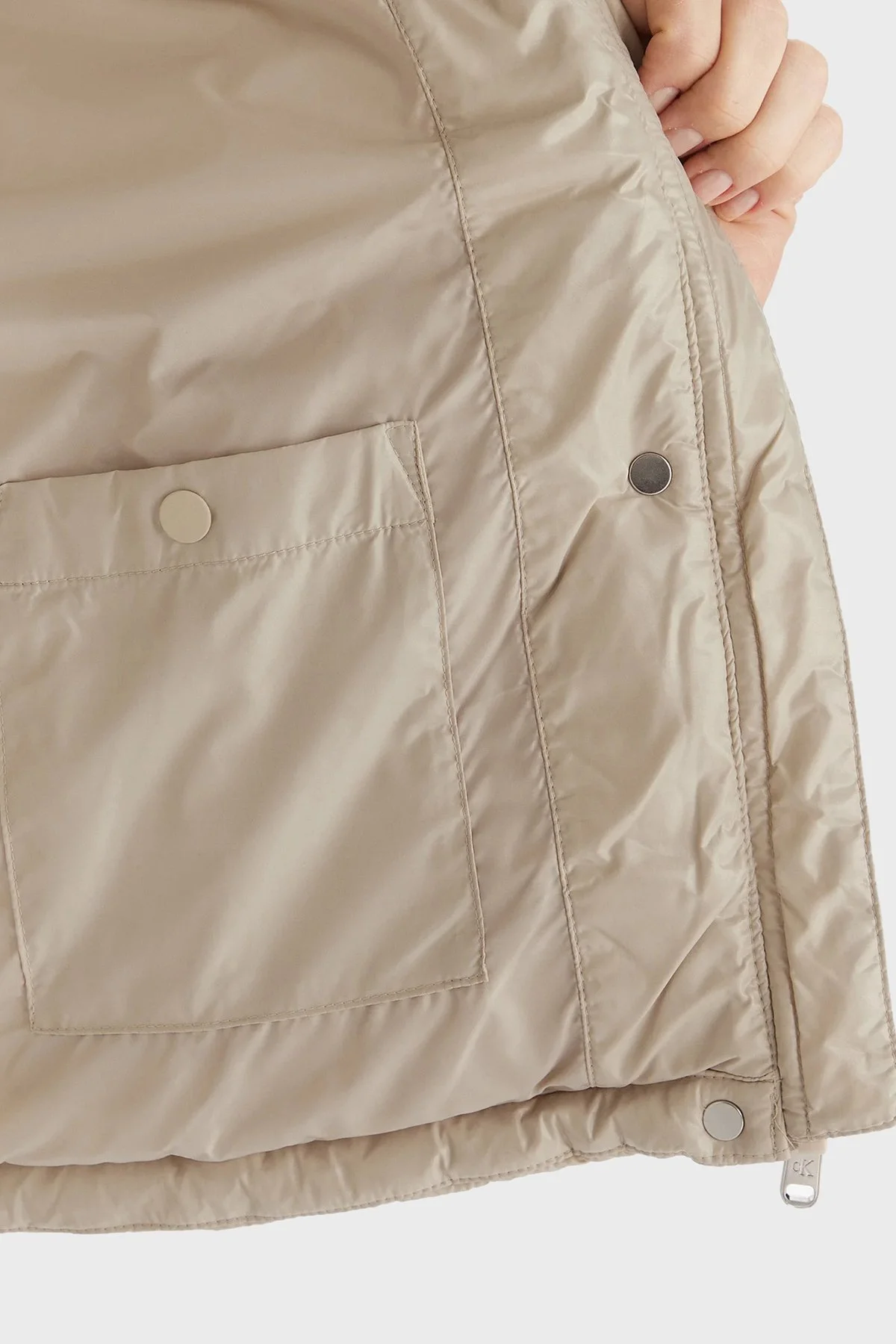 Calvin Klein Kapitoneli Loose Fit Kapüşonlu Parlak Şişme LV047D505GNSU Bayan Mont LV047D505G NSU BEJ - 6