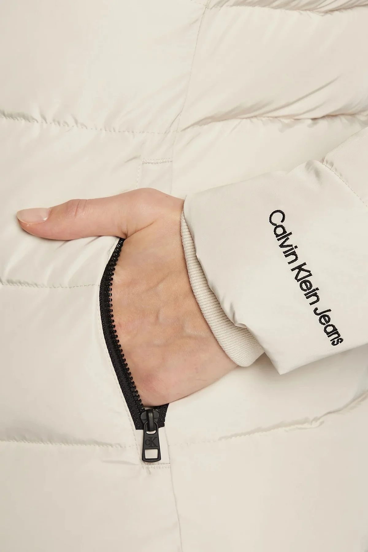 Calvin Klein Kuş Tüyü Dolgulu Kapüşonlu Şişme Bayan Mont J20J219824 ACF BEJ - 6