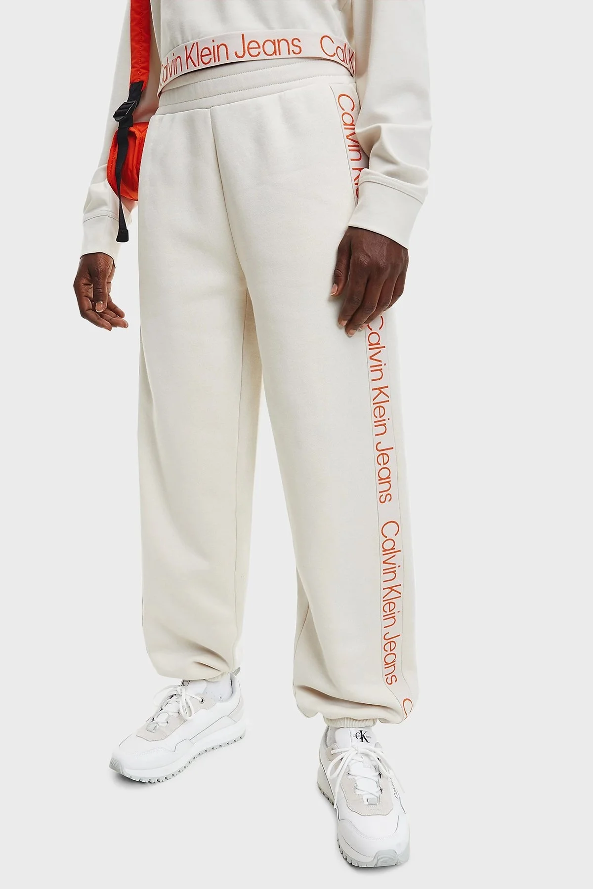 Calvin Klein Logo Bantlı Elastik Bel Relaxed Fit Bayan Pantolon J20J219738 ACF BEJ - 2