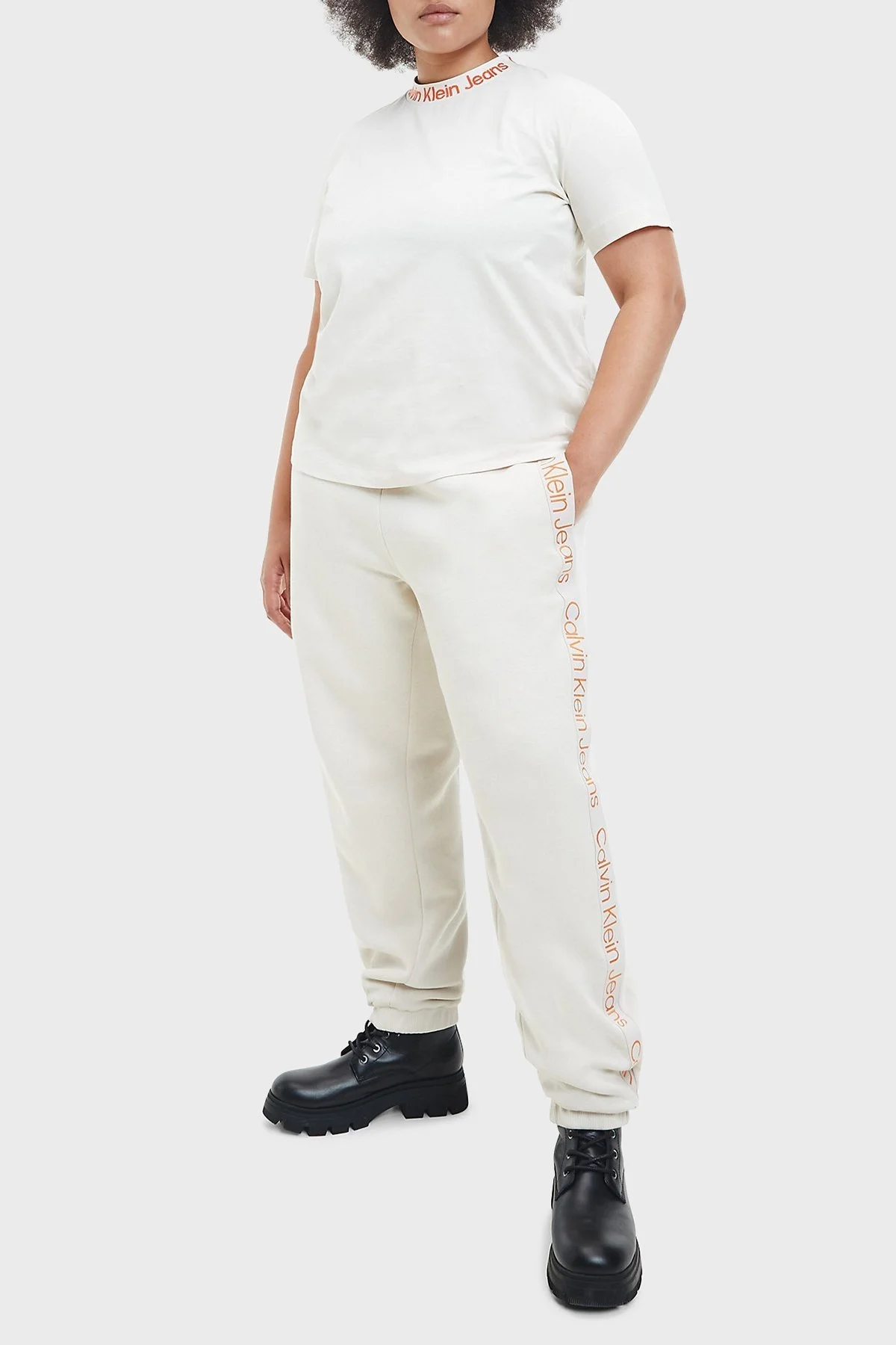 Calvin Klein Logo Bantlı Elastik Bel Relaxed Fit Bayan Pantolon J20J219738 ACF BEJ - 3