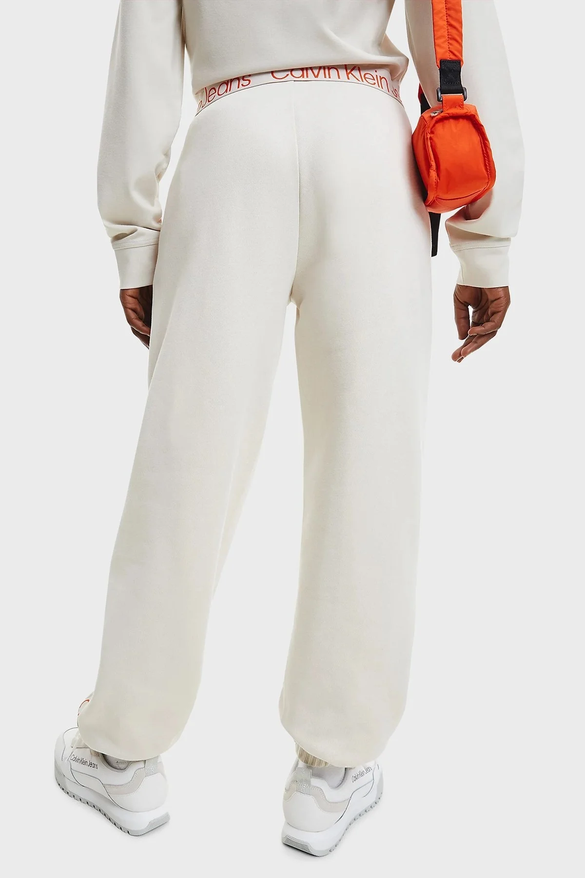 Calvin Klein Logo Bantlı Elastik Bel Relaxed Fit Bayan Pantolon J20J219738 ACF BEJ - 4