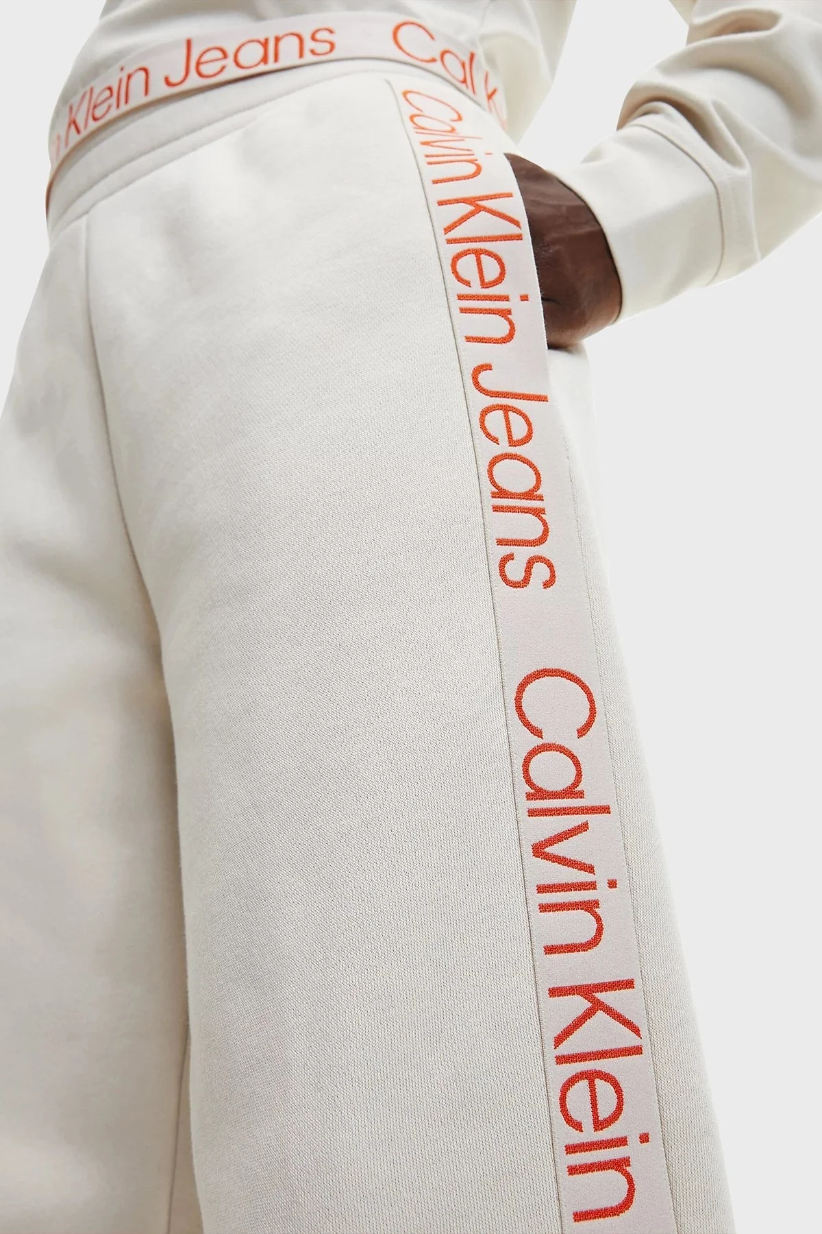 Calvin Klein Logo Bantlı Elastik Bel Relaxed Fit Bayan Pantolon J20J219738 ACF BEJ - 5