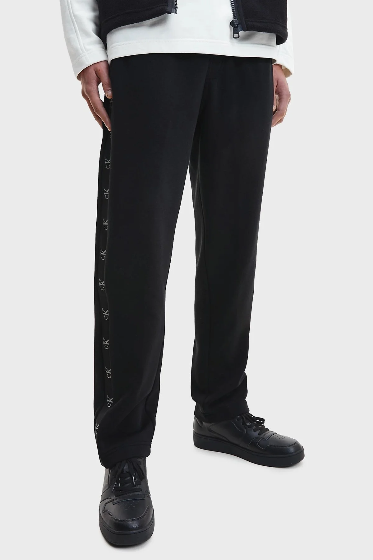 Calvin Klein Logo Bantlı Pamuk Karışımlı Regular Fit Cepli Jogger Erkek Pantolon J30J322489 BEH SİYAH - 2