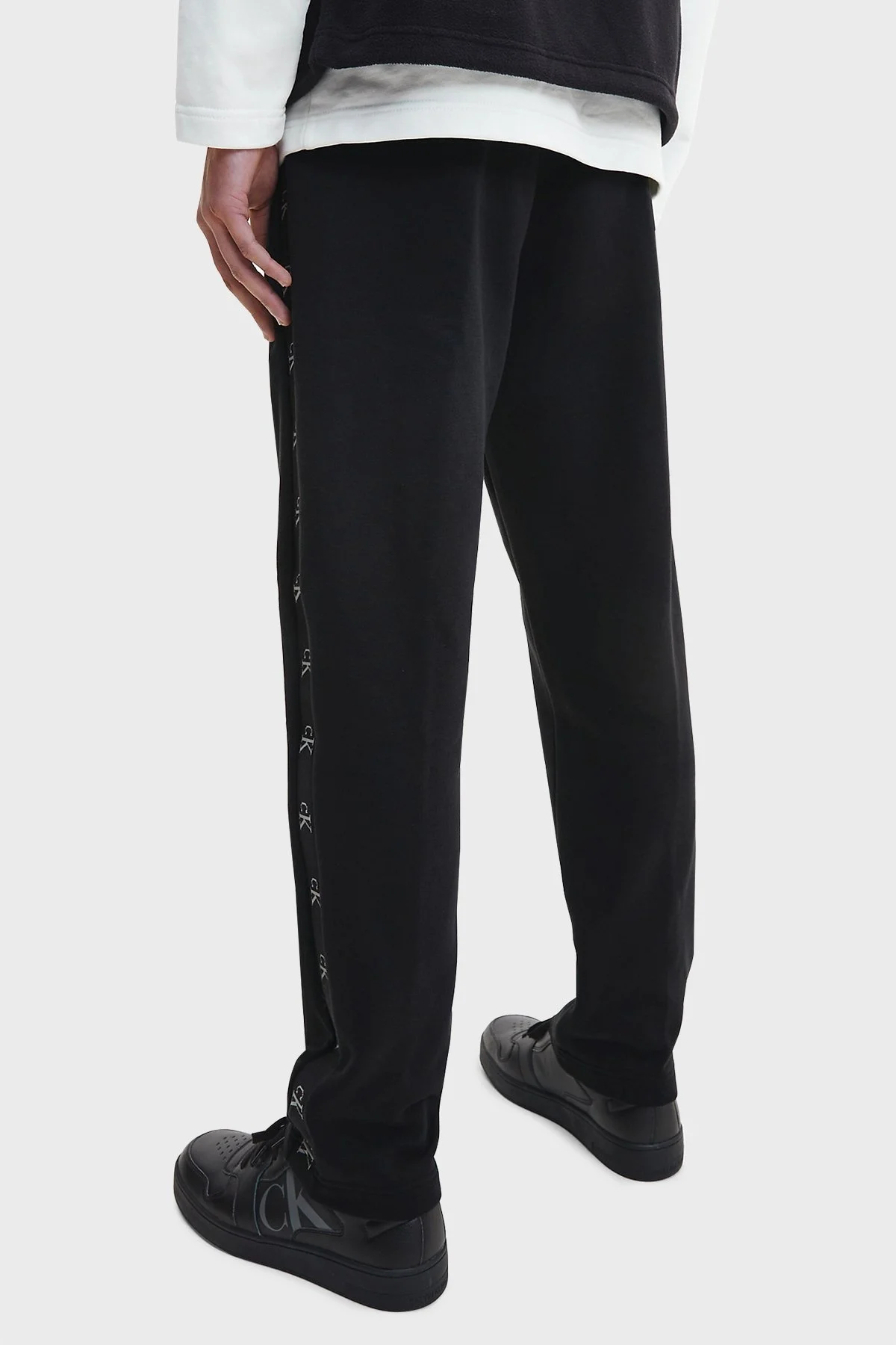Calvin Klein Logo Bantlı Pamuk Karışımlı Regular Fit Cepli Jogger Erkek Pantolon J30J322489 BEH SİYAH - 3
