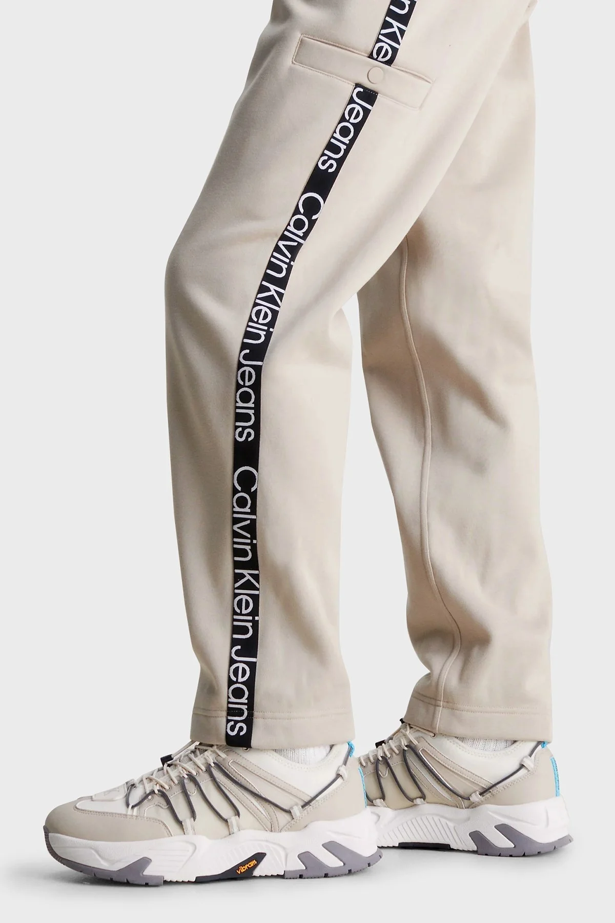 Calvin Klein Logo Bantlı Relaxed Fit Jogger J30J324376 PED Erkek Pantolon J30J324376PED BEJ - 2