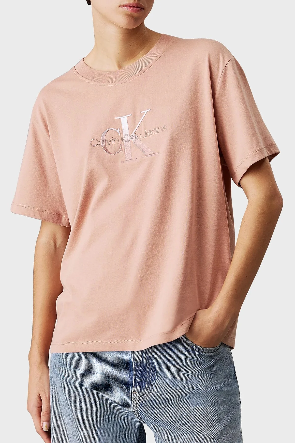 Calvin Klein Logo Baskılı Pamuklu Relaxed Fit Bisiklet Yaka J20J224798TGW Bayan T Shirt J20J224798 TGW PUDRA - 5