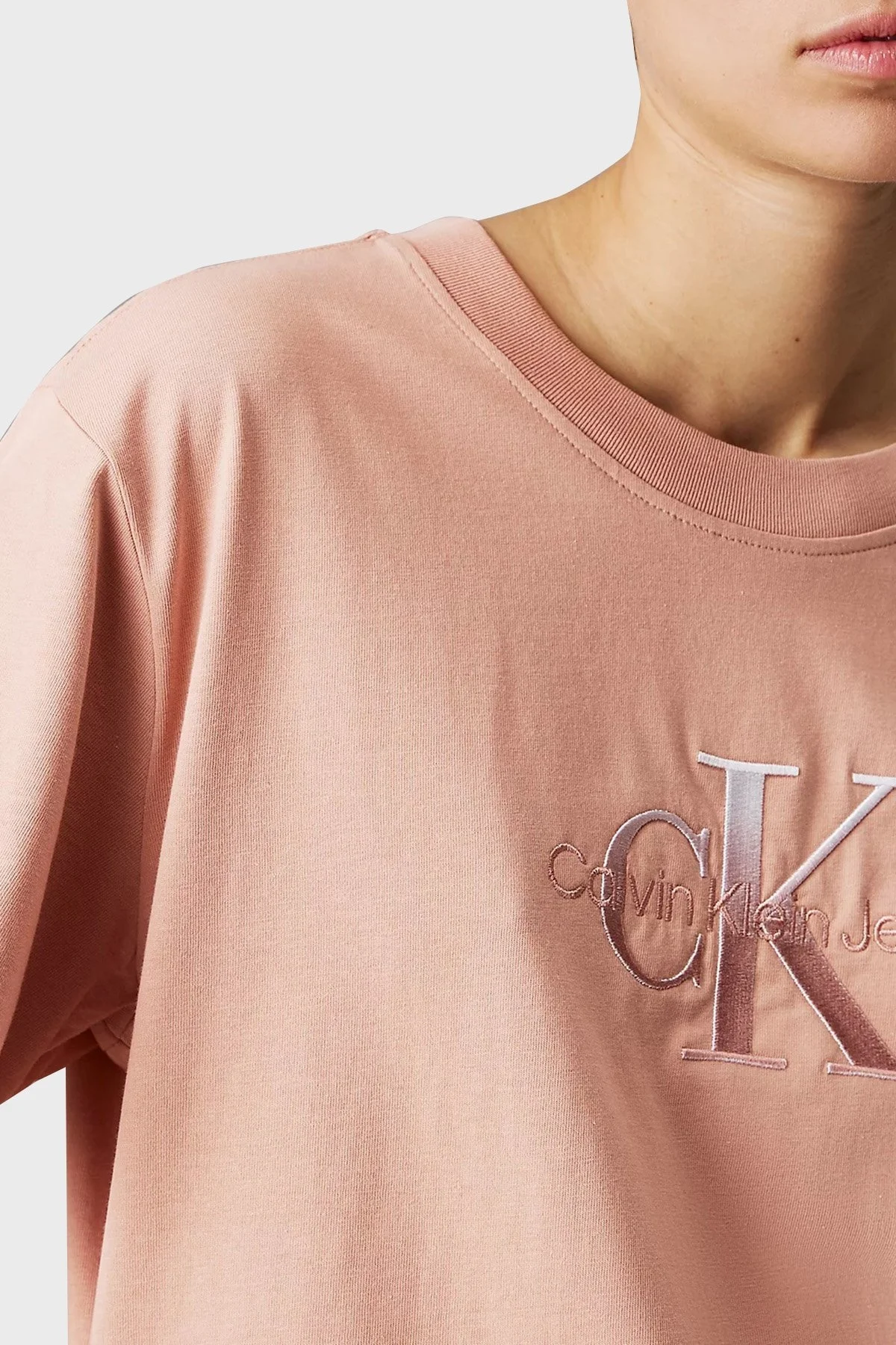 Calvin Klein Logo Baskılı Pamuklu Relaxed Fit Bisiklet Yaka J20J224798TGW Bayan T Shirt J20J224798 TGW PUDRA - 8