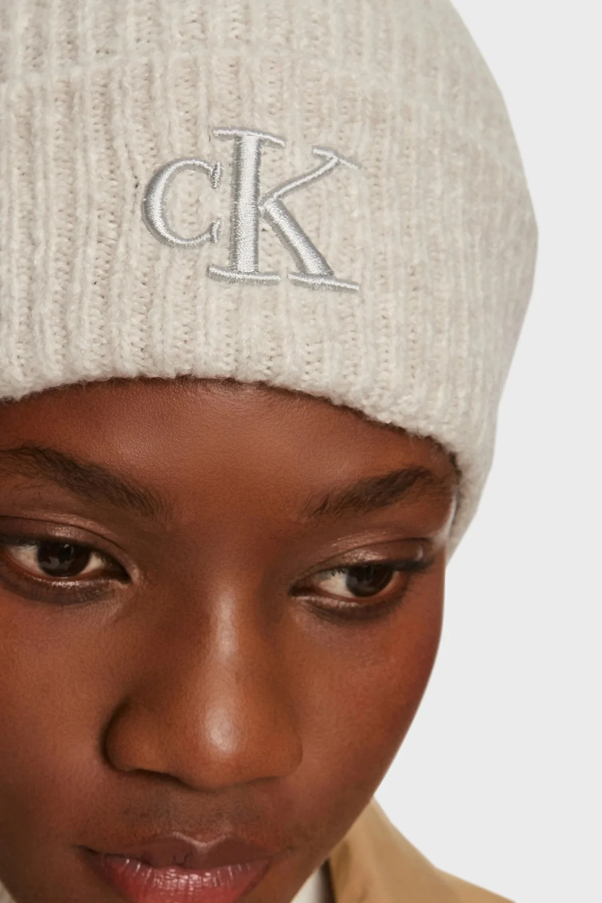 Calvin Klein Logo İşlemeli Yumuşak Dokulu Örgü K60K612321PF6 Bayan Bere K60K612321 PF6 EKRU - 3