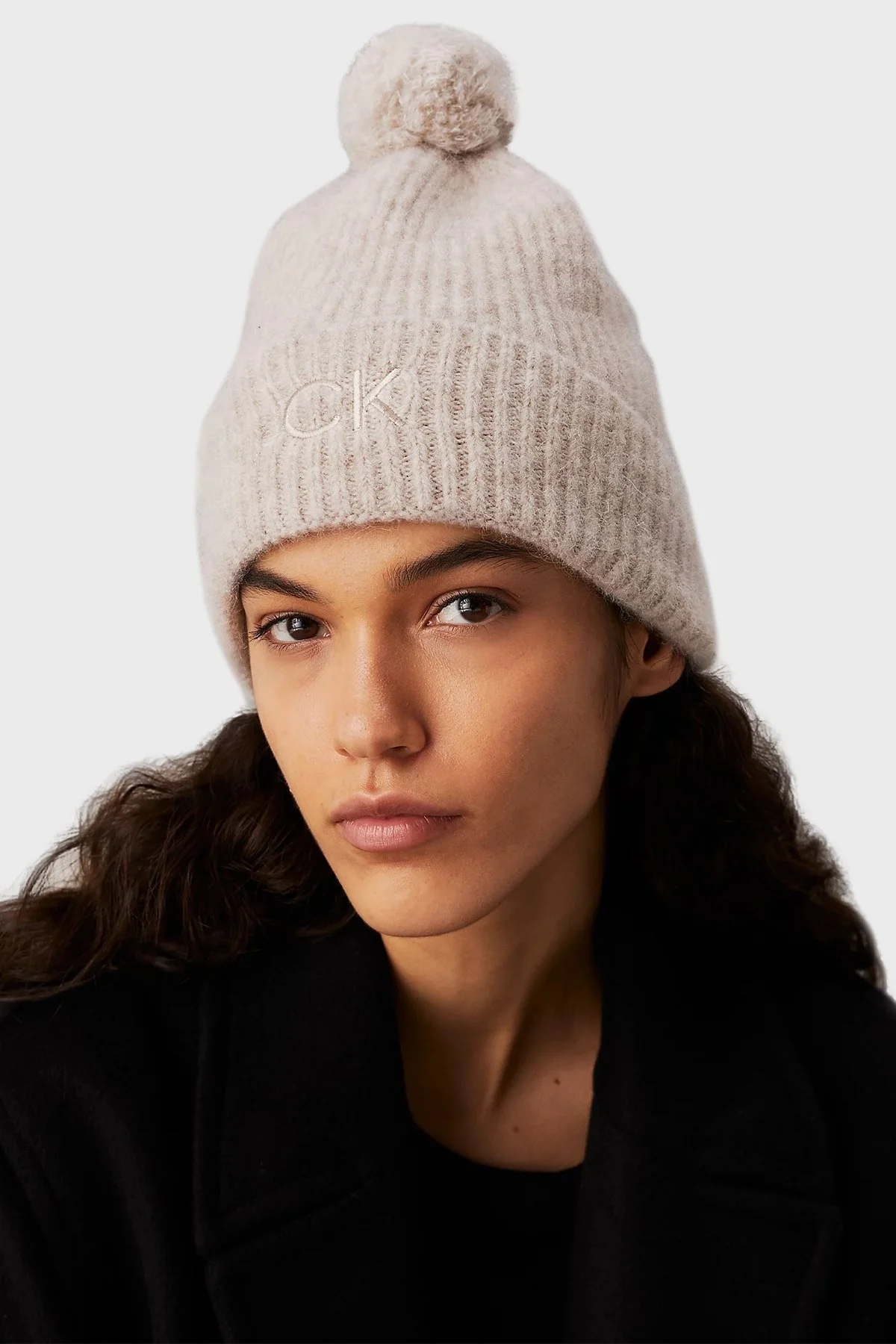 Calvin Klein Logo İşlemeli Yumuşak Ponponlu Örgü K60K612586PCJ Bayan Bere K60K612586 PCJ BEJ - 2