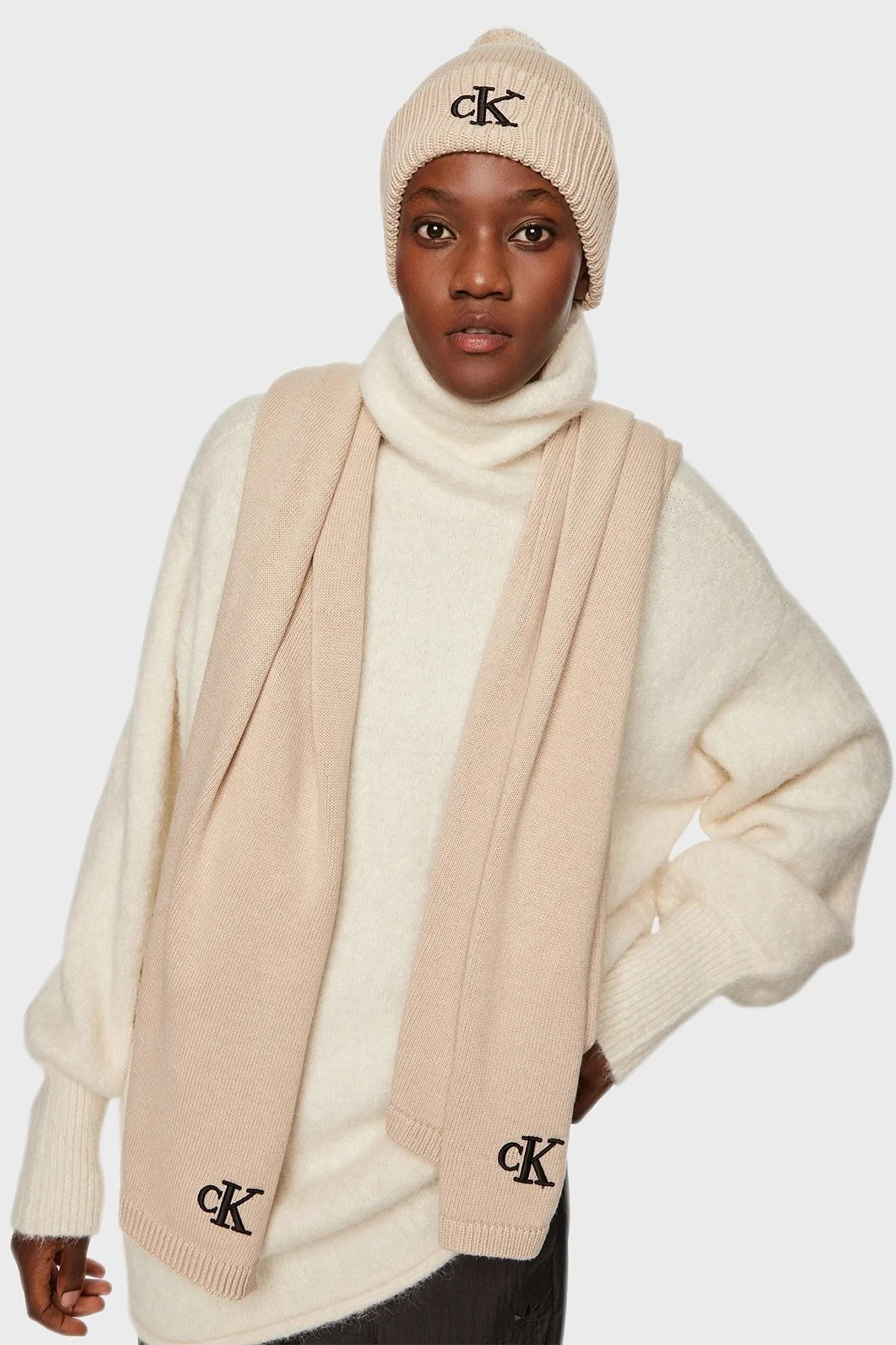 Calvin Klein Logo İşlemeli Yumuşak Ponponlu Örgü K60K612653PAS Bayan Bere K60K612653 PAS BEJ - 2